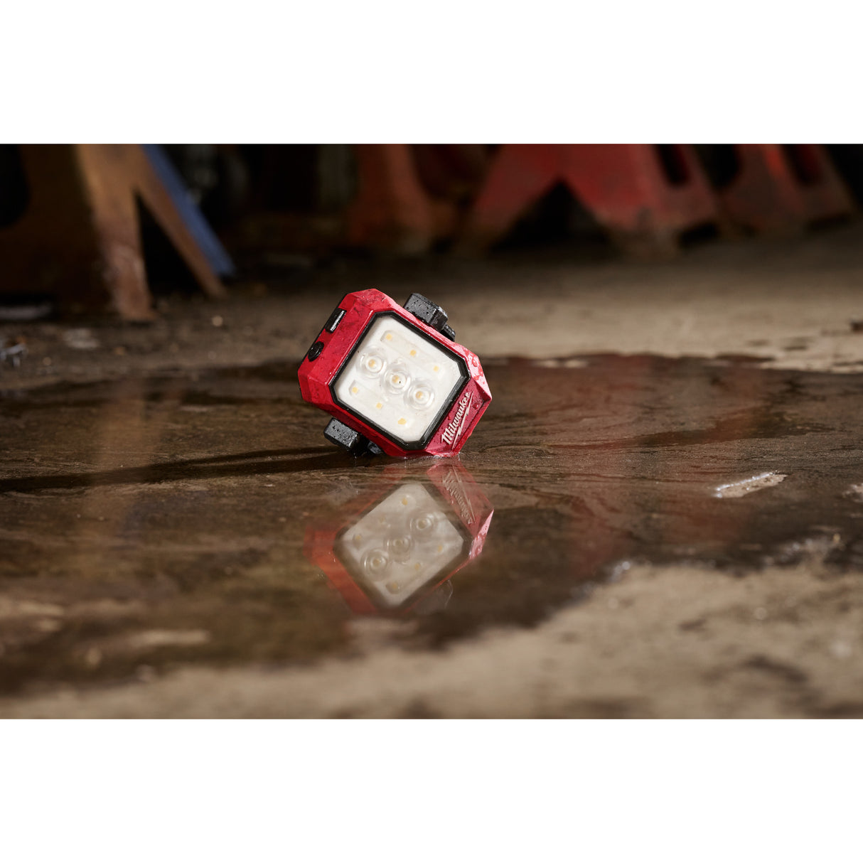 Milwaukee Tool 2015R Rechargeable Pivoting Task Light with Spot Mode
