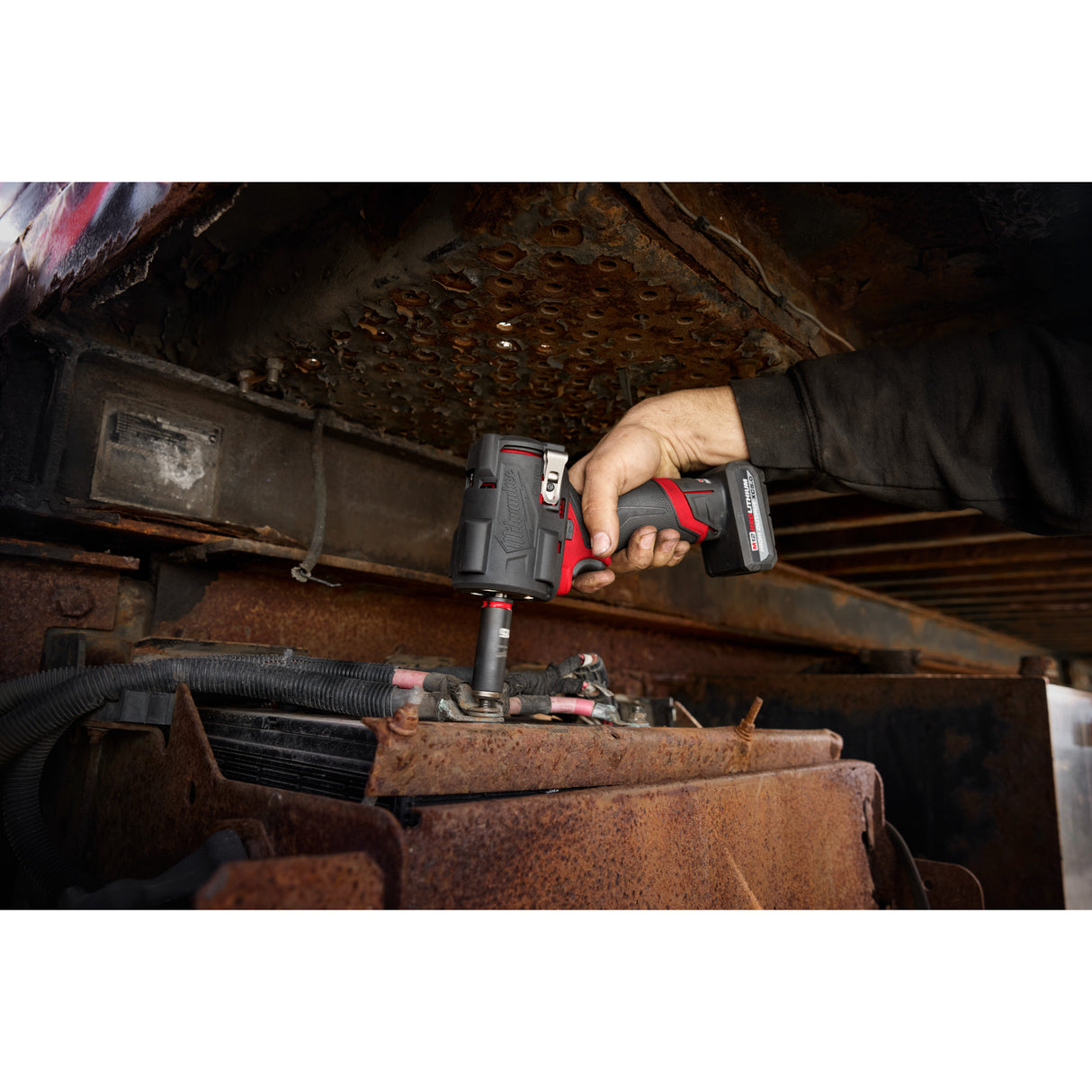 Milwaukee 2562-21 M12 FUEL™ Stubby 3/8" Impact Wrench Kit