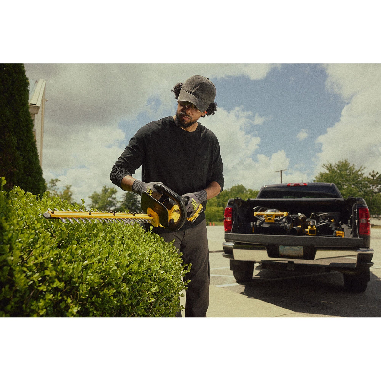 DEWALT DCHT821B 20V MAX* 22 in. Brushless Cordless Hedge Trimmer (Tool Only)