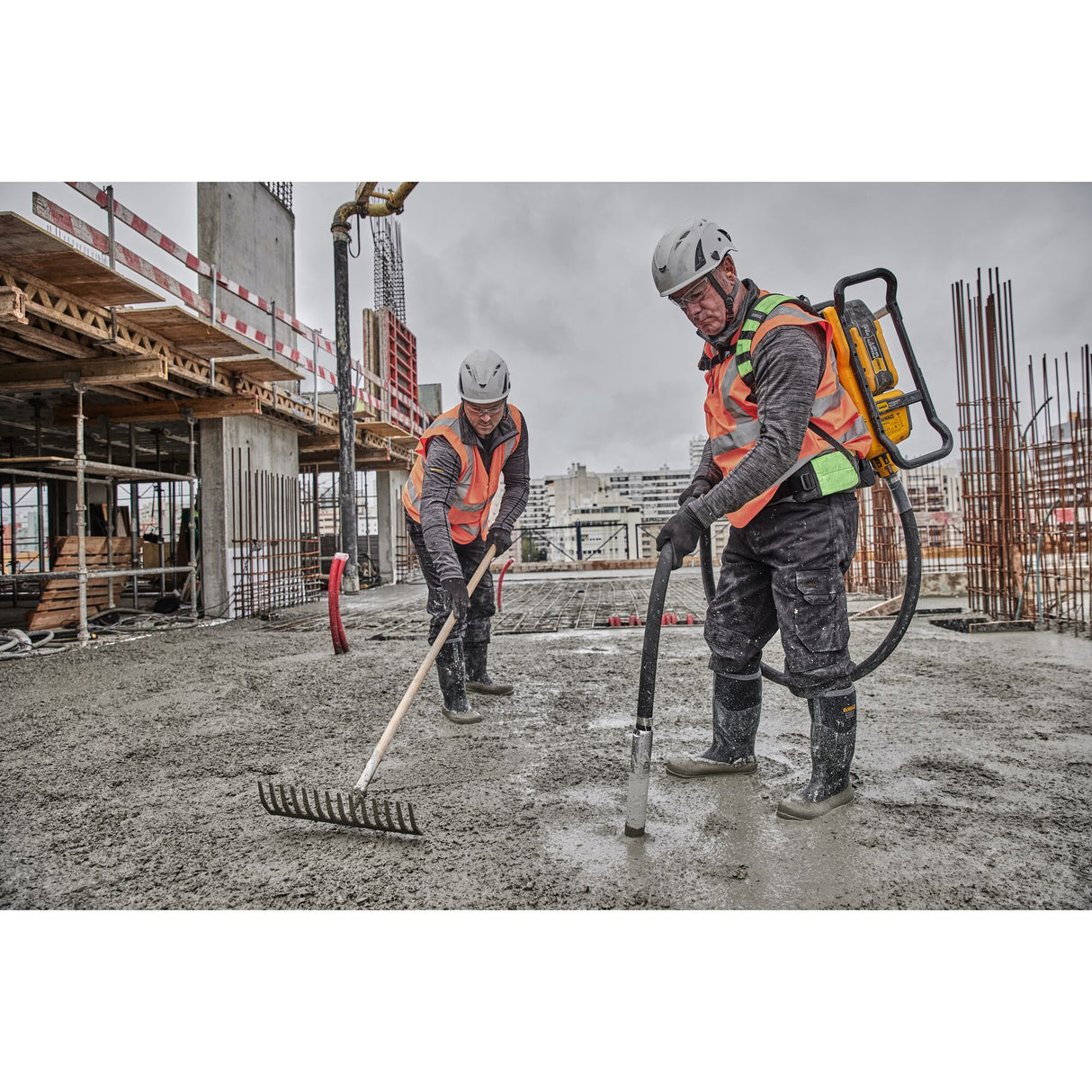 DEWALT DCPS310AG2 POWERSHIFT™ Backpack Vibrator Kit