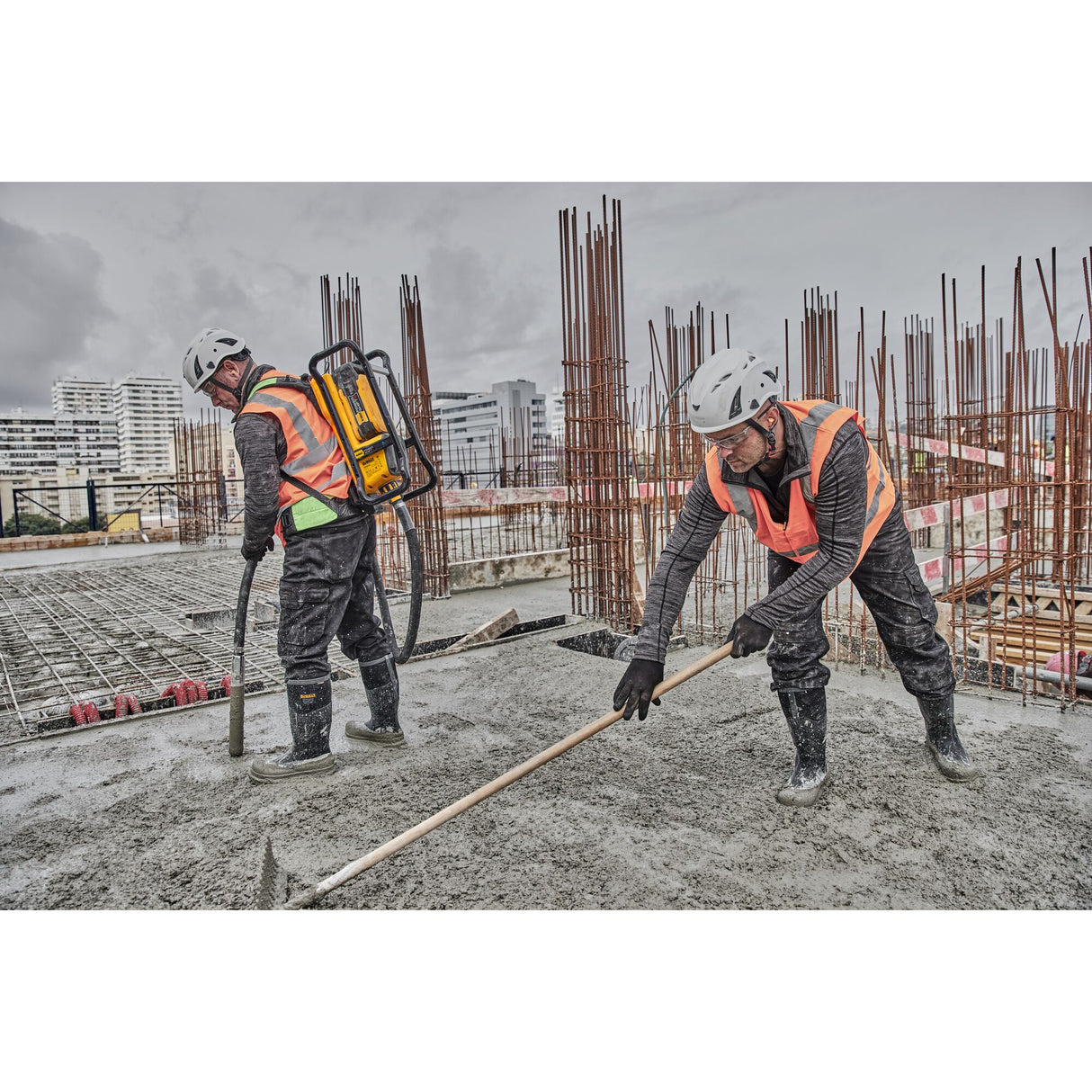 DEWALT DCPS310AG2 POWERSHIFT™ Backpack Vibrator Kit