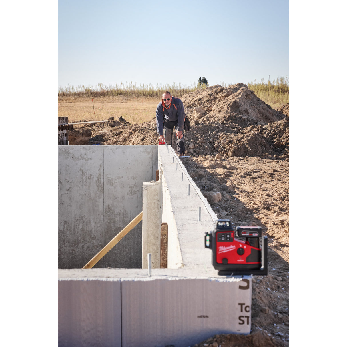 Milwaukee 3642-21 M12™ Green 360° 3-Plane Laser w/Automatic Alignment & Receiver