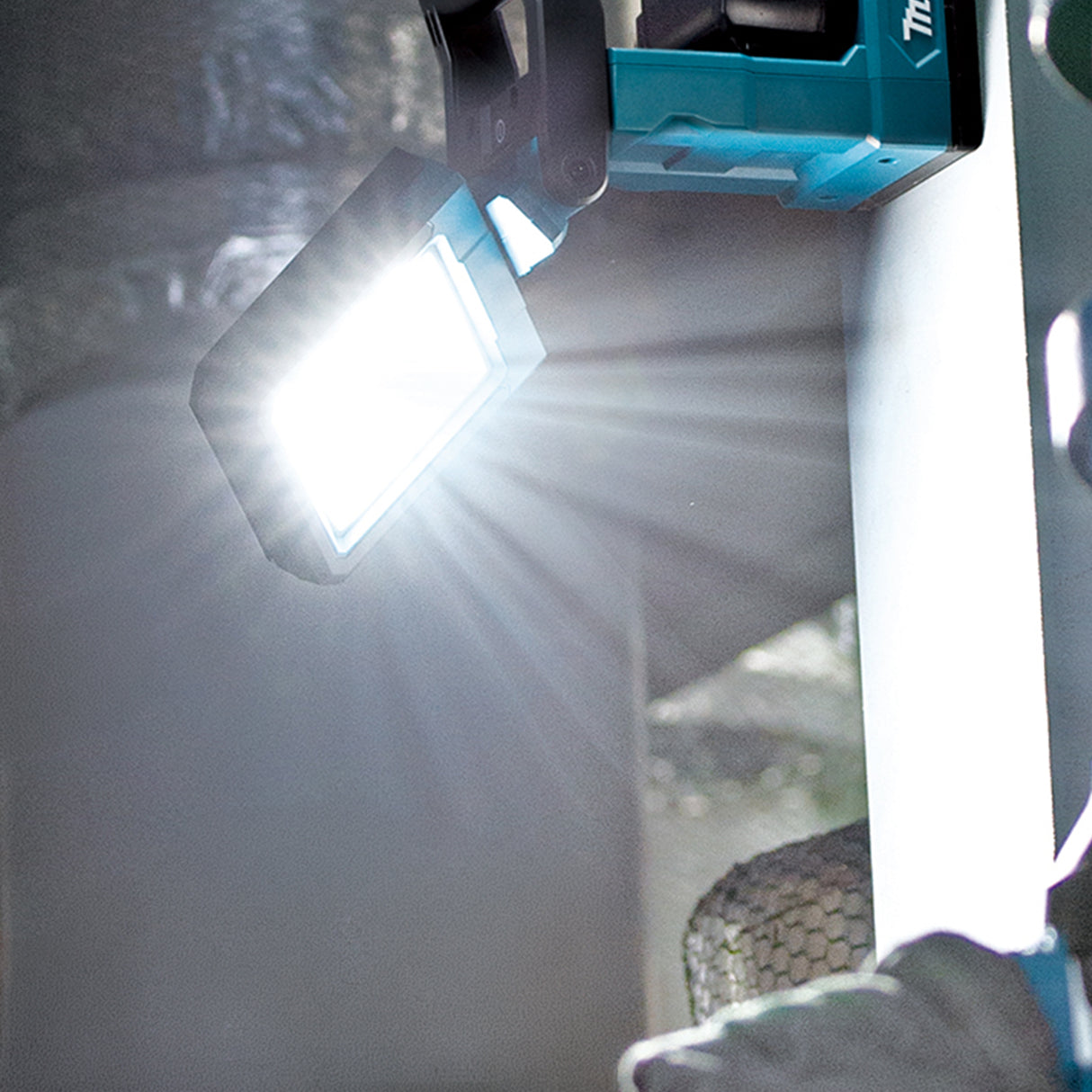 Makita DML819 18V LXT LED Magnetic Light, 1200 Lumens, Tool Only