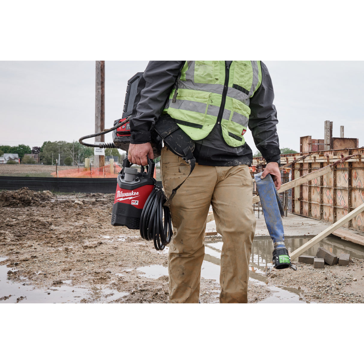 Milwaukee MXF211-1XC MX FUEL™ 1HP 2" Submersible Pump Kit