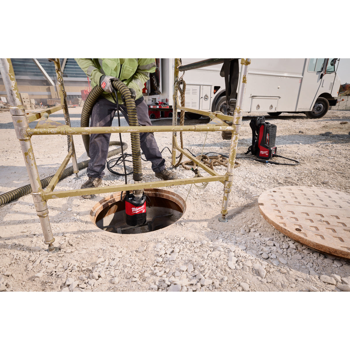 Milwaukee MXF211-1XC MX FUEL™ 1HP 2" Submersible Pump Kit