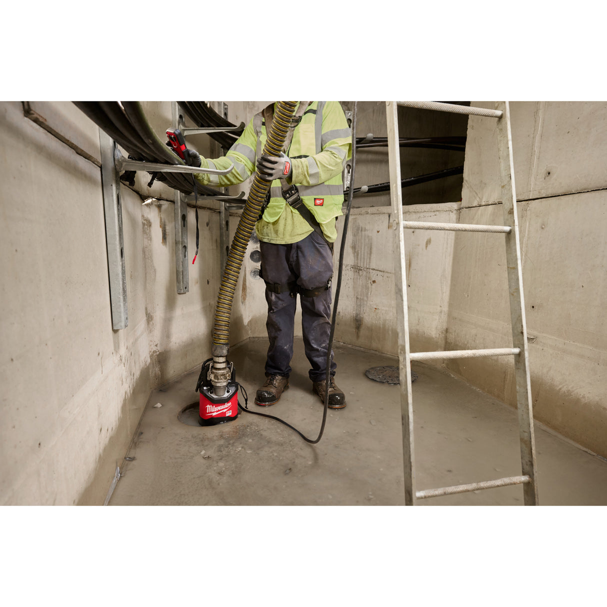 Milwaukee MXF211-1XC MX FUEL™ 1HP 2" Submersible Pump Kit