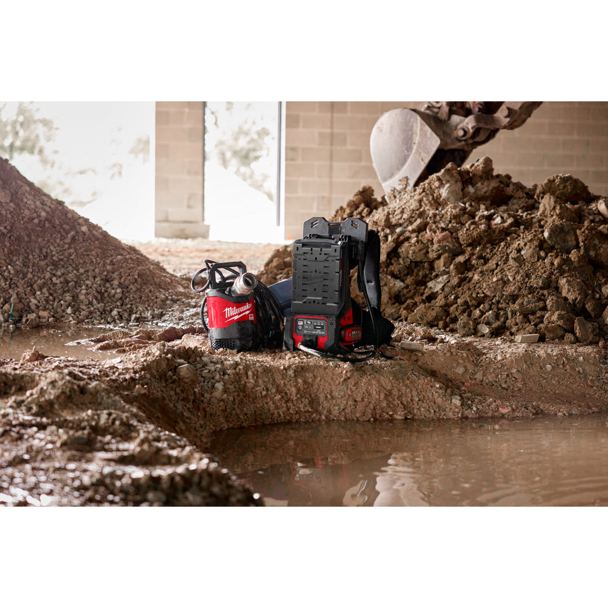 Milwaukee MXF211-1XC MX FUEL™ 1HP 2" Submersible Pump Kit