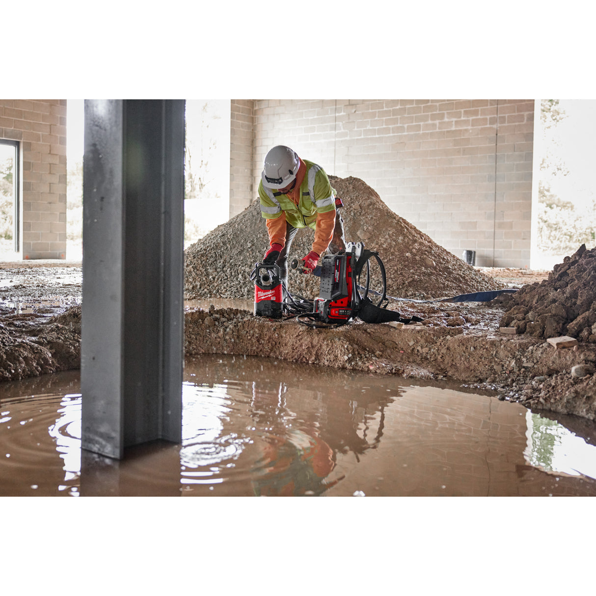 Milwaukee MXF211-1XC MX FUEL™ 1HP 2" Submersible Pump Kit