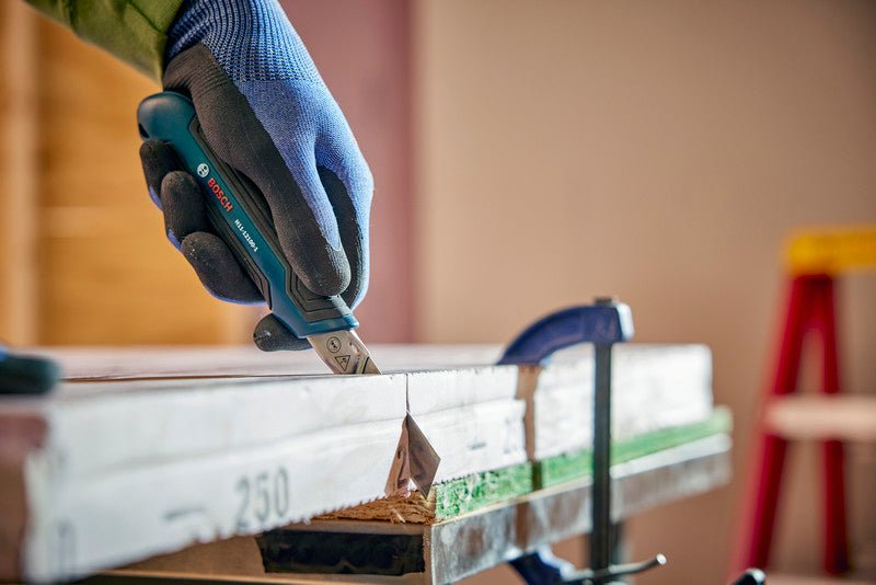 Bosch H11 - 12100 - 1 18mm Snap - Off Utility Knife - Mississauga Hardware Centre Inc