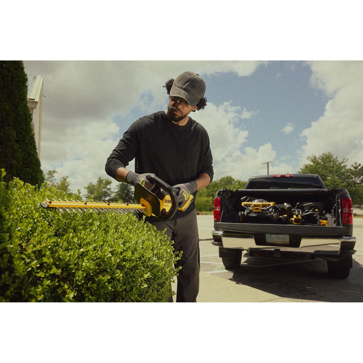 DEWALT DCHT821B 20V MAX* 22 in. Brushless Cordless Hedge Trimmer (Tool Only) - Mississauga Hardware Centre Inc