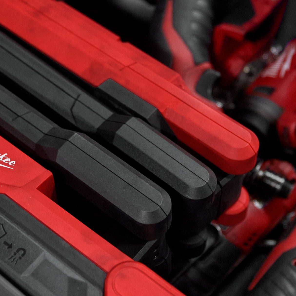 Milwaukee 2129 - 20 M18™ Magnetic Extendable Boom Light - Mississauga Hardware Centre Inc