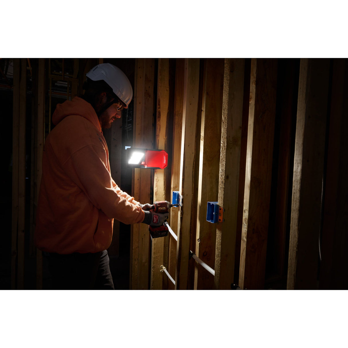 Milwaukee 2358 - 20 M18™ ROVER™ Clamping Flood Light - Mississauga Hardware Centre Inc