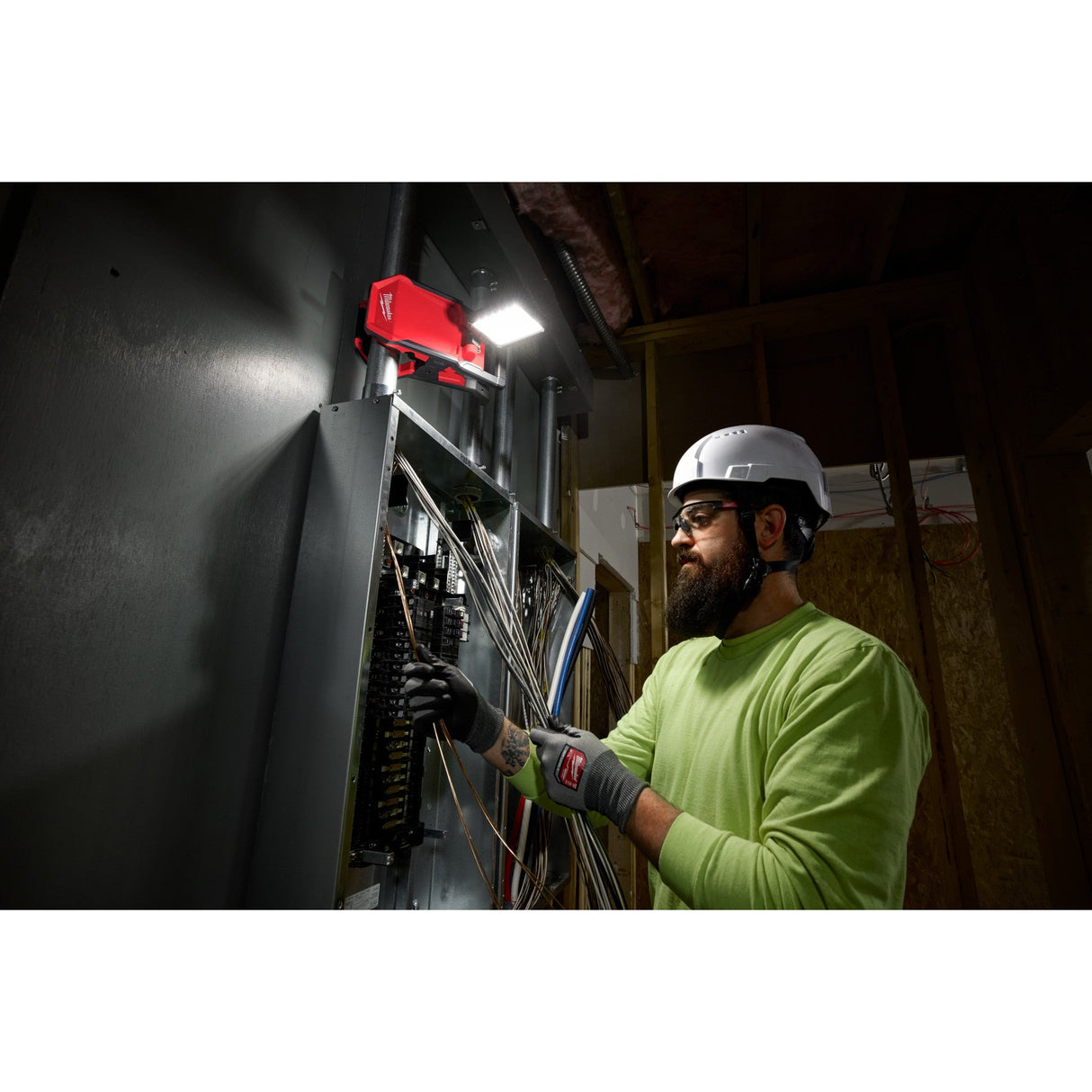 Milwaukee 2358 - 20 M18™ ROVER™ Clamping Flood Light - Mississauga Hardware Centre Inc