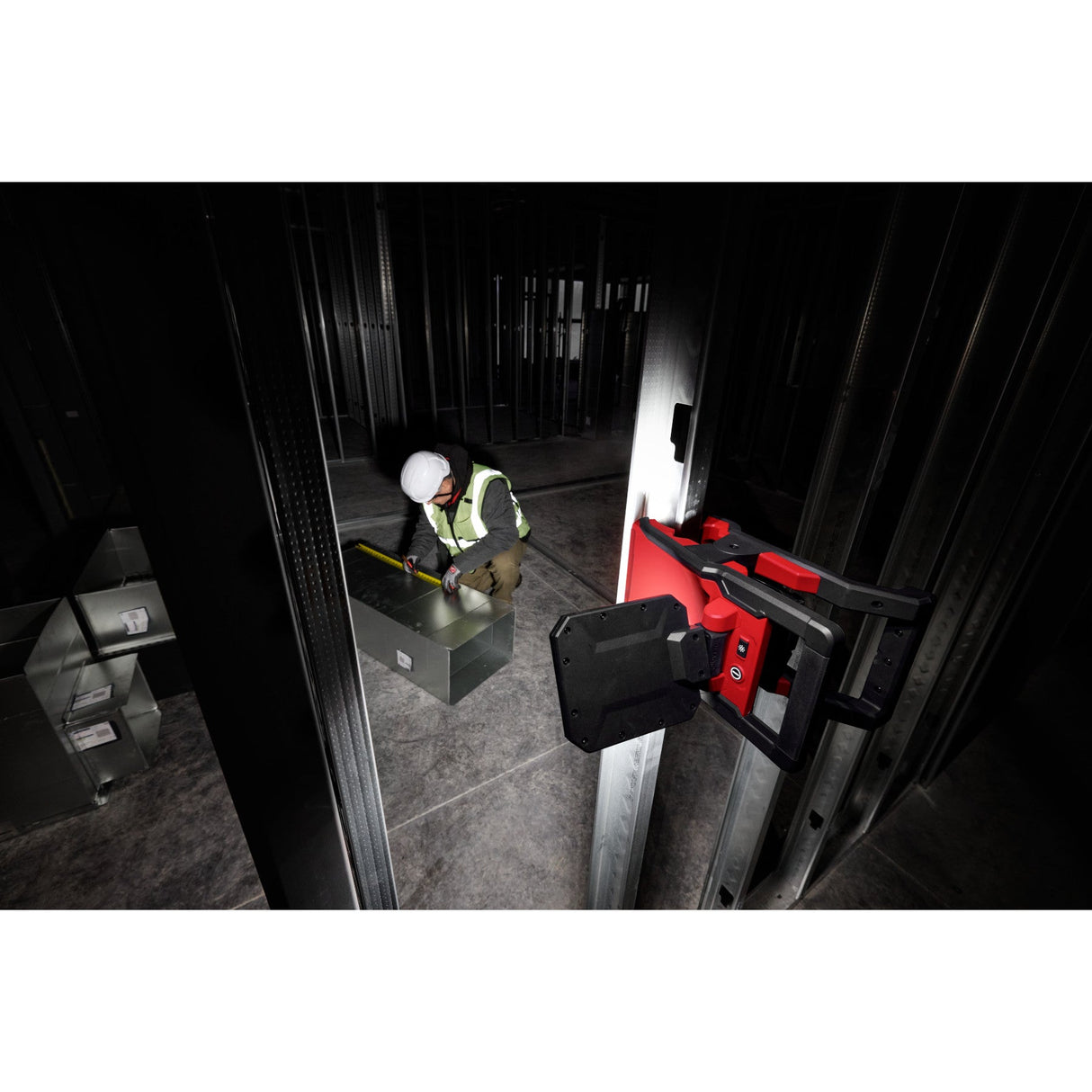 Milwaukee 2358 - 20 M18™ ROVER™ Clamping Flood Light - Mississauga Hardware Centre Inc