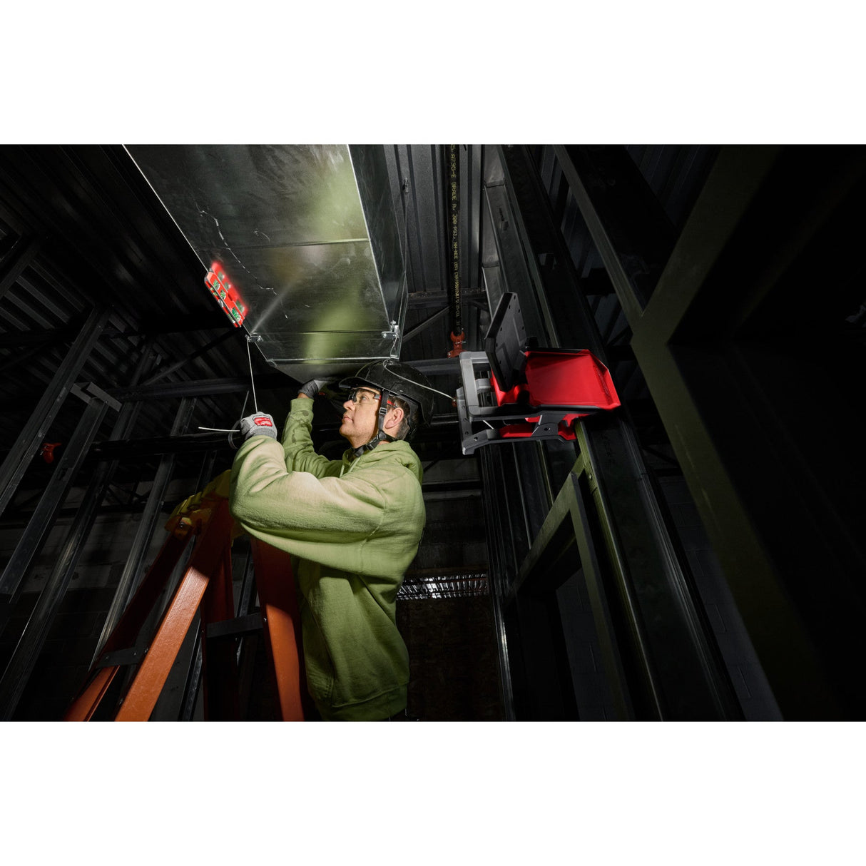 Milwaukee 2358 - 20 M18™ ROVER™ Clamping Flood Light - Mississauga Hardware Centre Inc