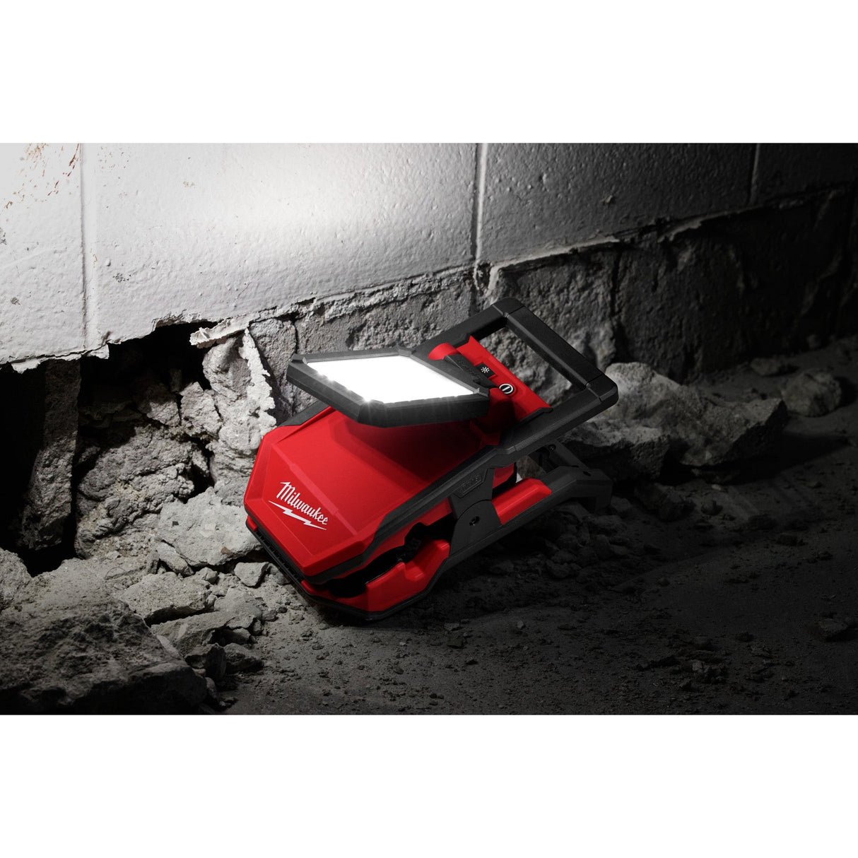 Milwaukee 2358 - 20 M18™ ROVER™ Clamping Flood Light - Mississauga Hardware Centre Inc