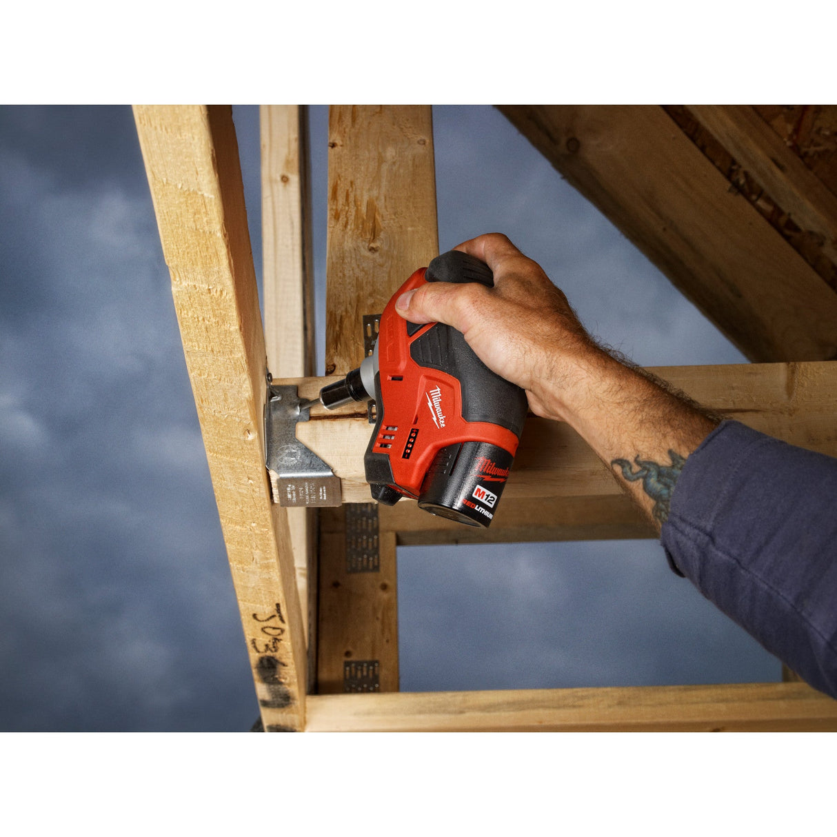 Milwaukee 2458 - 21 M12™ Cordless Lithium - Ion Palm Nailer Kit - Mississauga Hardware Centre Inc
