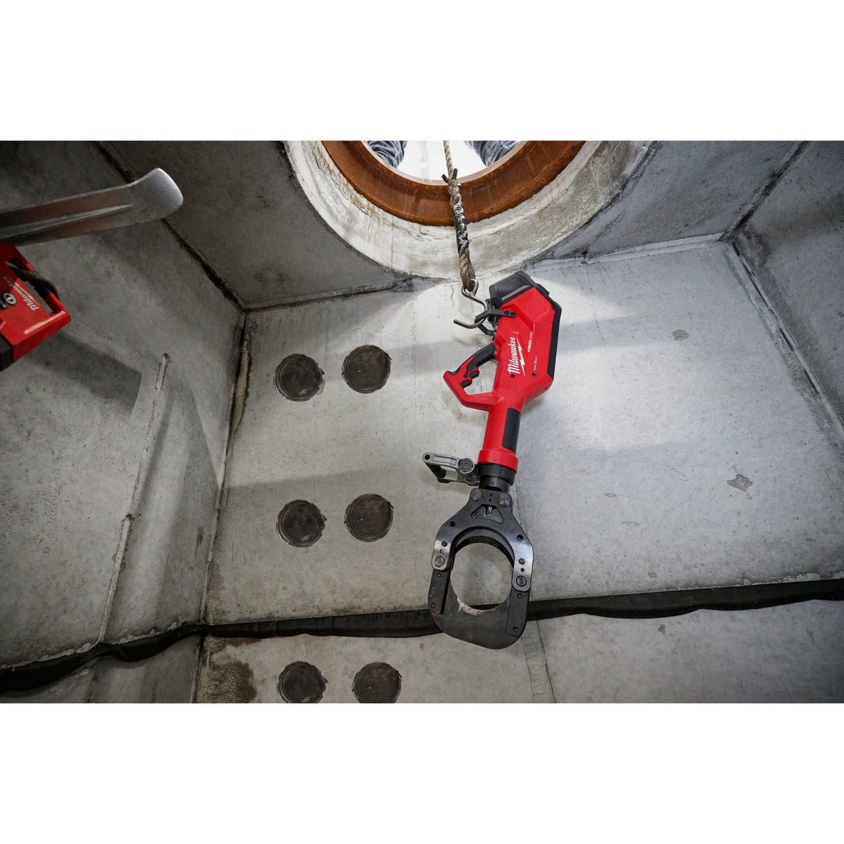 Milwaukee 2875R - 21 M18™ FORCE LOGIC™ 5” Underground Cable Cutter w/ Wireless Remote - Mississauga Hardware Centre Inc