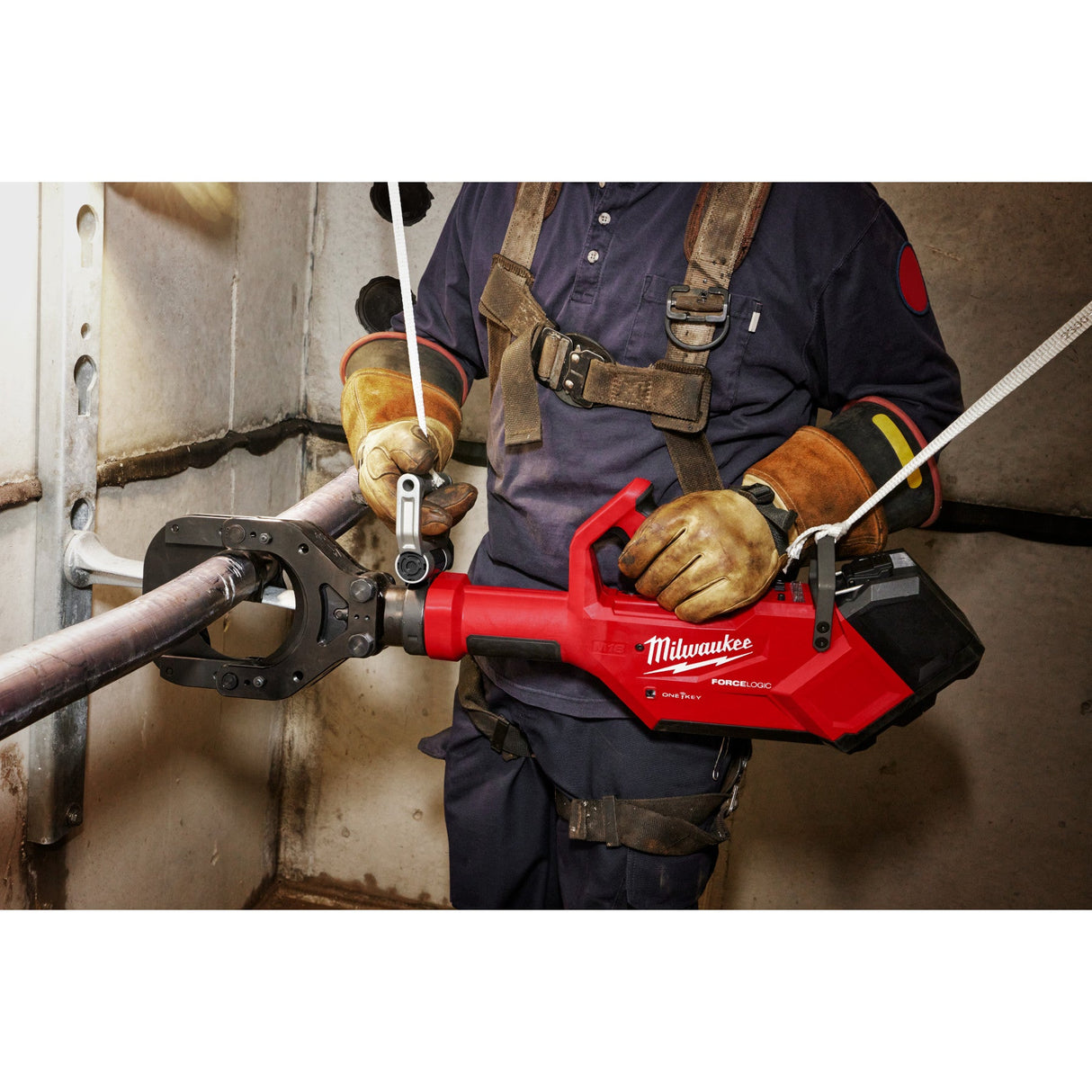Milwaukee 2875R - 21 M18™ FORCE LOGIC™ 5” Underground Cable Cutter w/ Wireless Remote - Mississauga Hardware Centre Inc