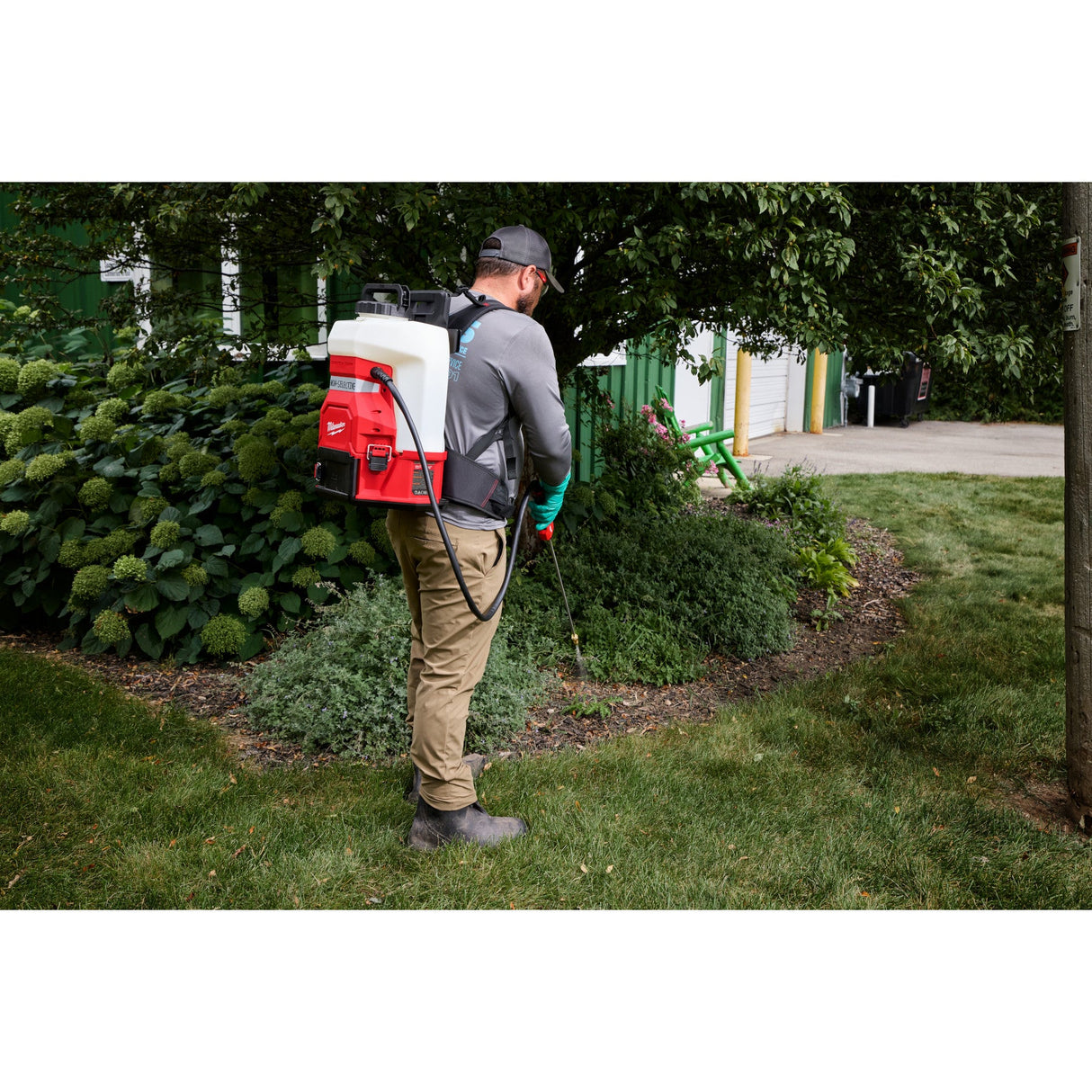 Milwaukee 3019 - 21PS M18™ 4 - Gallon Backpack Sprayer w/ SWITCH TANK™ Kit - Mississauga Hardware Centre Inc
