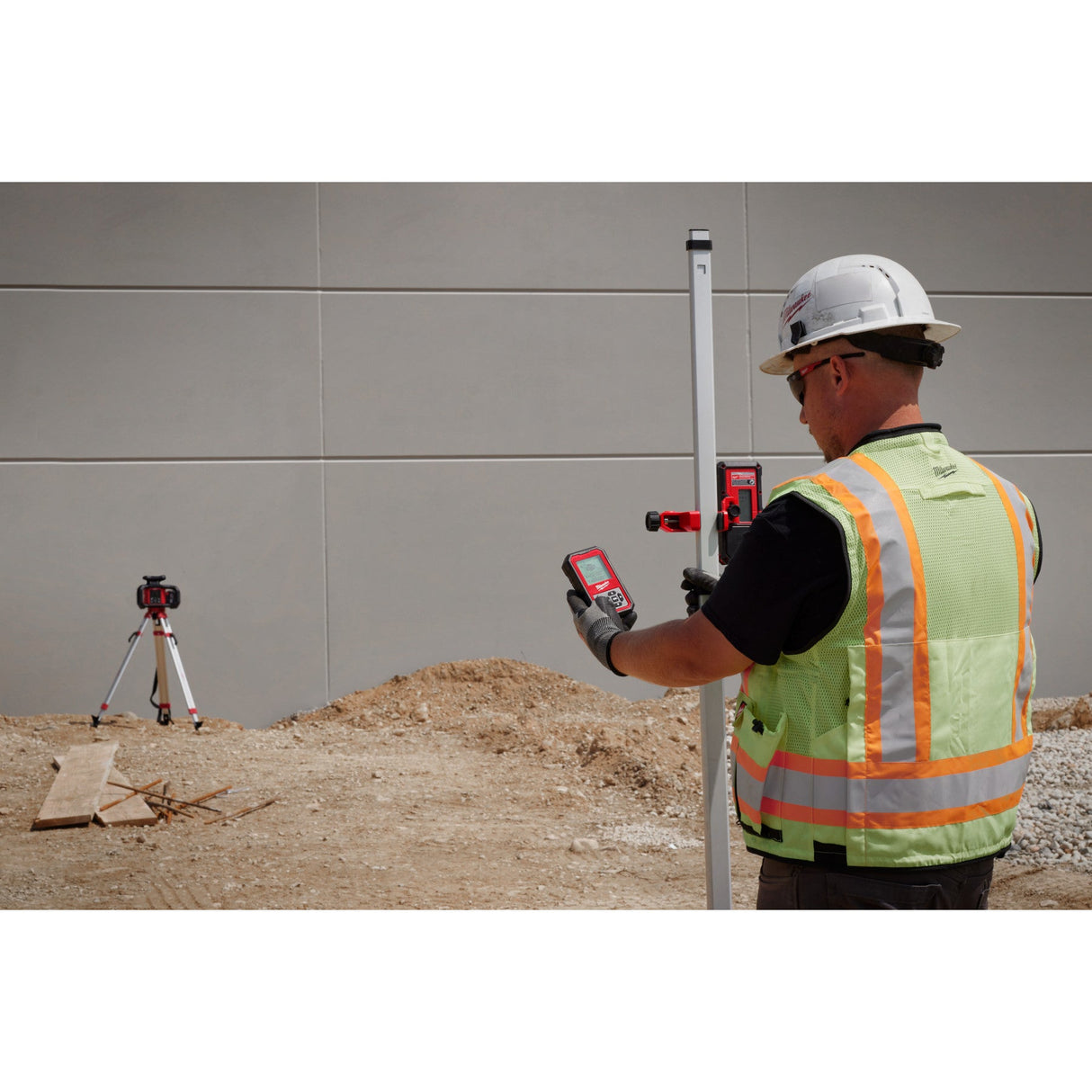 Milwaukee 3704 - 21T M18™ Red Exterior Dual Slope Rotary Laser Level Kit w/ Receiver, Remote, Grade Rod & Tripod - Mississauga Hardware Centre Inc