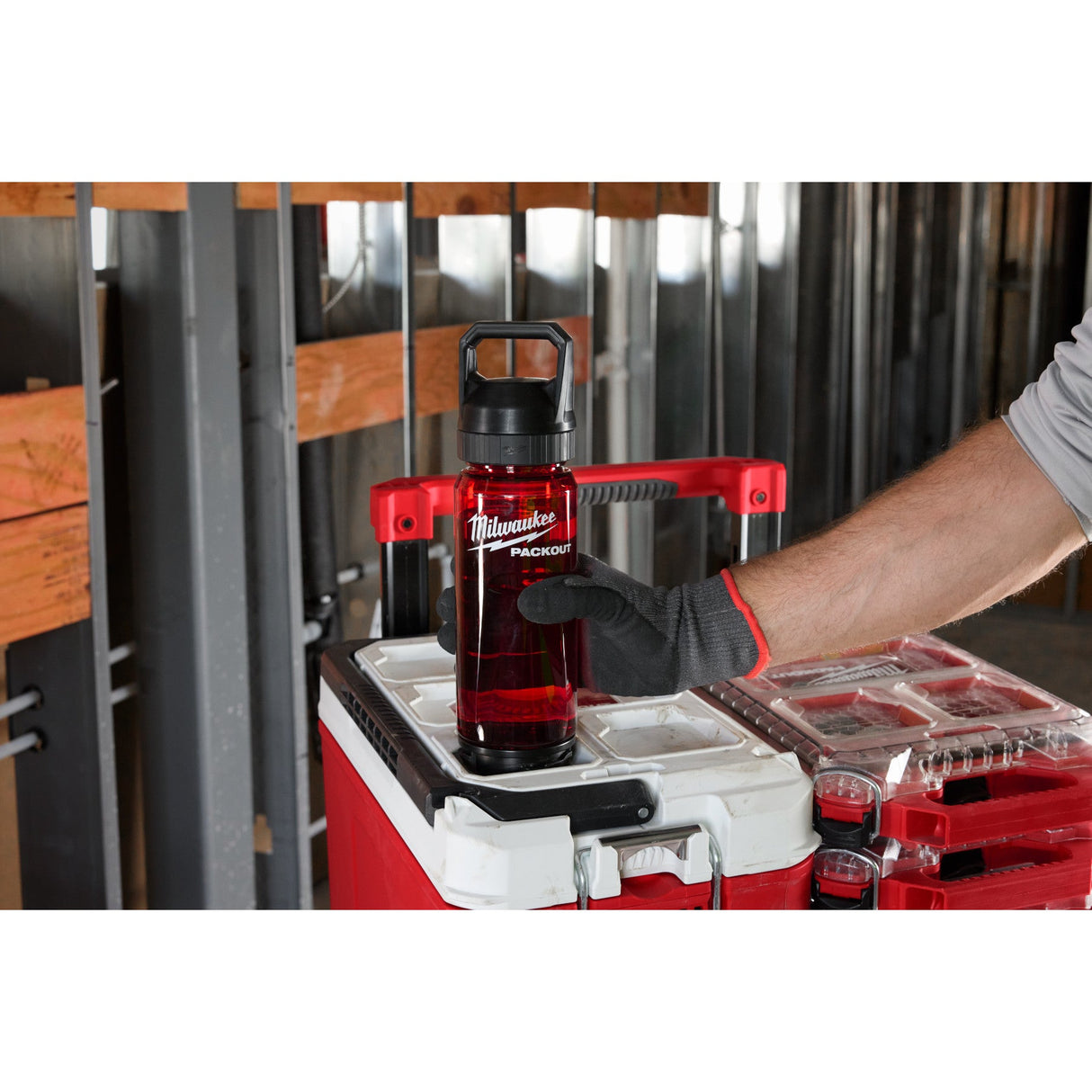 Milwaukee 48 - 22 - 8371R 25oz PACKOUT™ Bottle with Chug Lid - Red - Mississauga Hardware Centre Inc