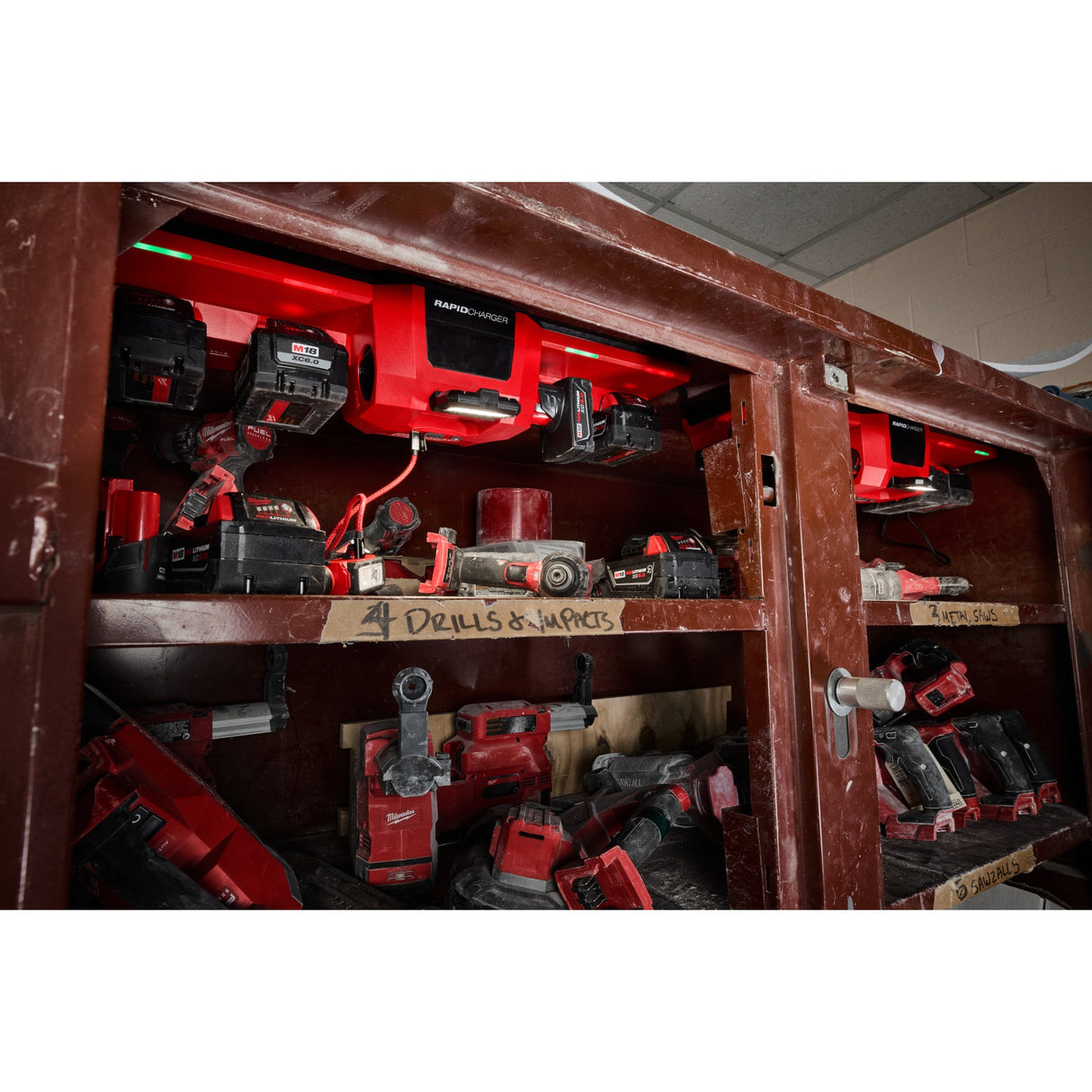 Milwaukee 48 - 59 - 1804 M18™ and M12™ Gangbox Rapid Charger - Mississauga Hardware Centre Inc