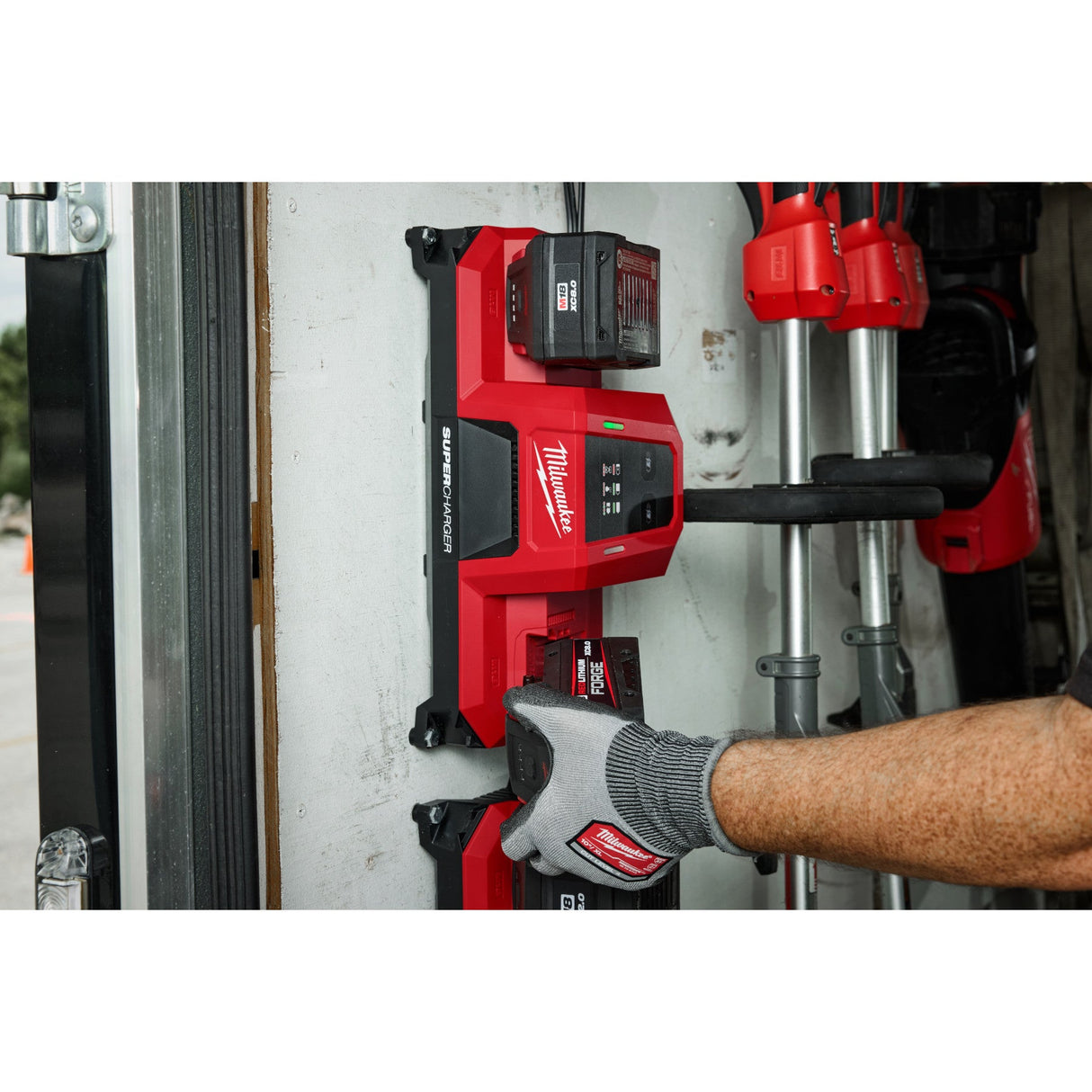 Milwaukee 48 - 59 - 1816 M18™ Dual Bay Simultaneous Super Charger w/ 4 Point Mounting - Mississauga Hardware Centre Inc