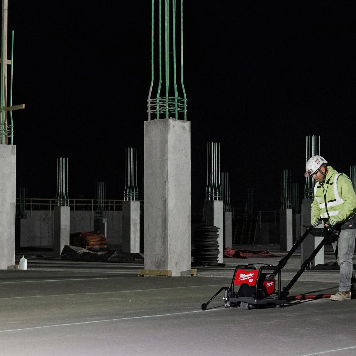 Milwaukee MXF040 - 1XC ROCKET™ Dual Power Compact Tower Light - Mississauga Hardware Centre Inc