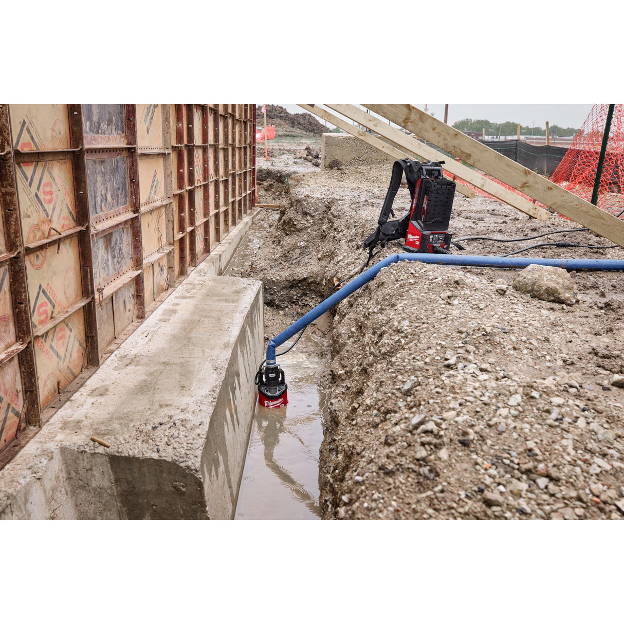 Milwaukee MXF211 - 1XC MX FUEL™ 1HP 2" Submersible Pump Kit - Mississauga Hardware Centre Inc