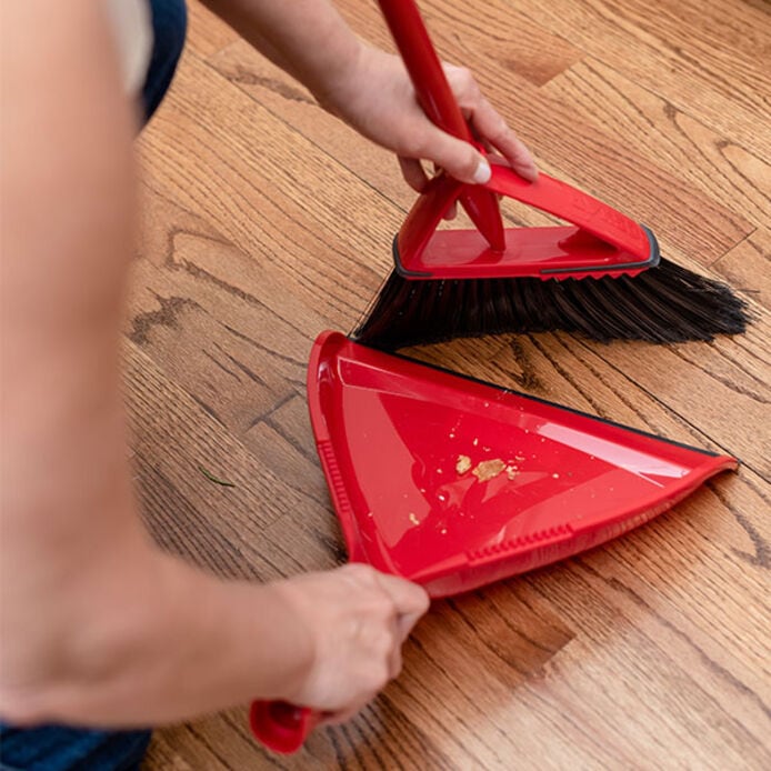 Vileda Oskar® Broom with Dustpan - Mississauga Hardware Centre Inc
