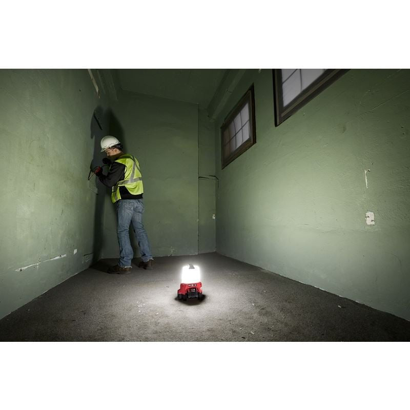 2144 - 20 M18 18 Volt Lithium - Ion Cordless RADIUS Compact Site Light with Flood Mode - Tool Only - Mississauga Hardware Centre IncMilwaukee2144-20