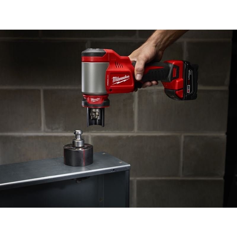 2676 - 22 M18 18 Volt Lithium - Ion Cordless Force Logic 10 - Ton Knockout Tool 1/2 in. to 2 in. Kit - Mississauga Hardware Centre IncMilwaukee2676-22