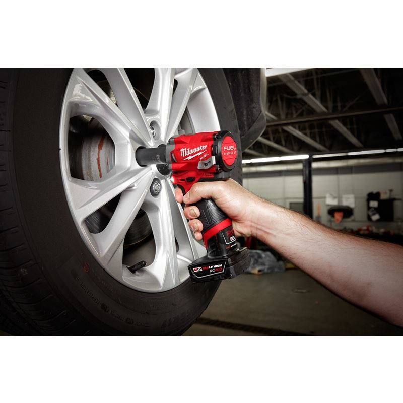 Milwaukee 2555-22 M12 FUEL Stubby 1/2" Impact Wrench Kit