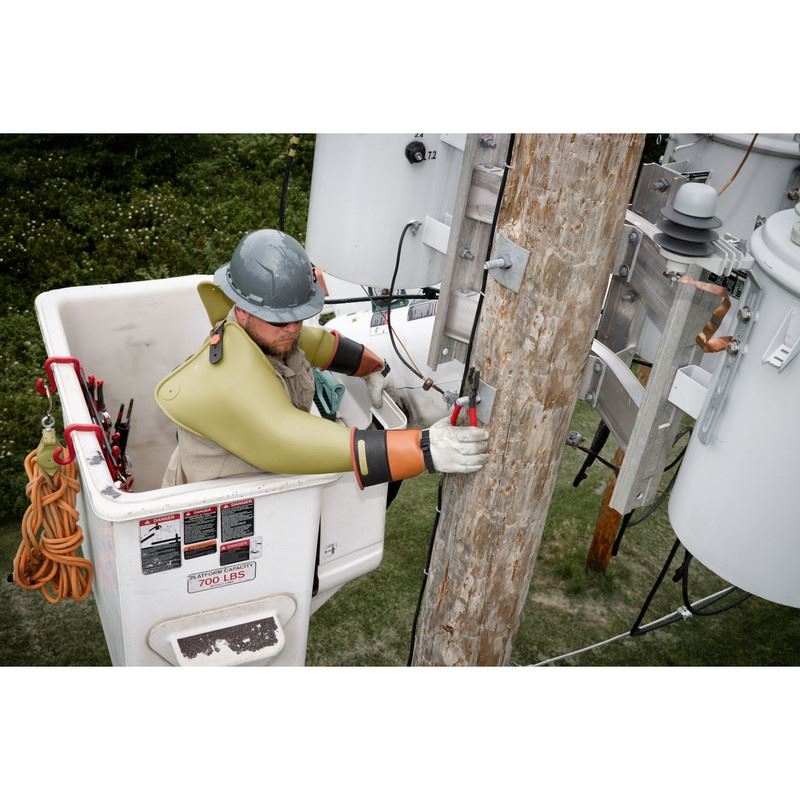 Milwaukee MT500T 9in Linemans Dipped Grip Pliers w/ Thread Cleaner (USA) - Mississauga Hardware Centre Inc