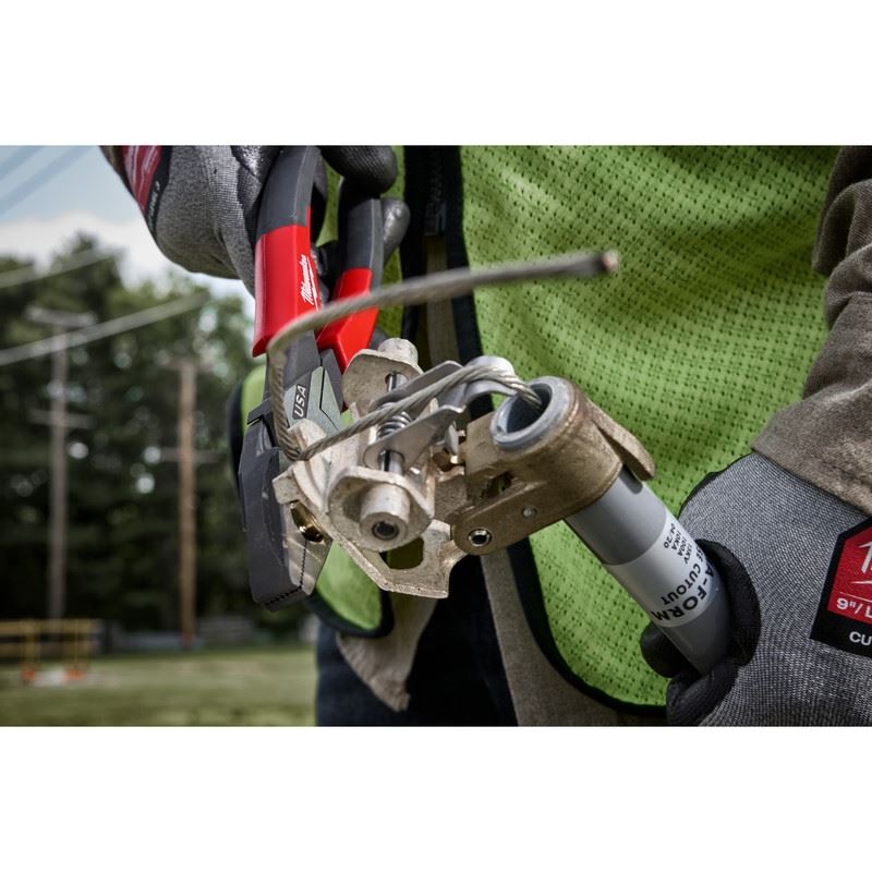 Milwaukee MT550T 9in Linemans Comfort Grip Pliers w/ Thread Cleaner (USA) - Mississauga Hardware Centre Inc
