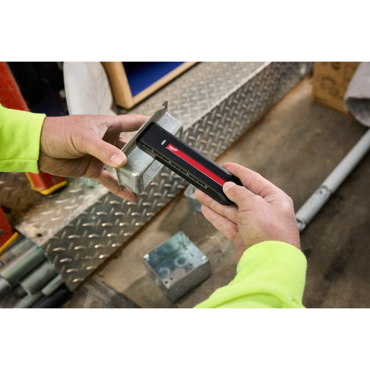 Milwaukee Tool 2016R Rechargeable Flat Flashlight with Green Laser