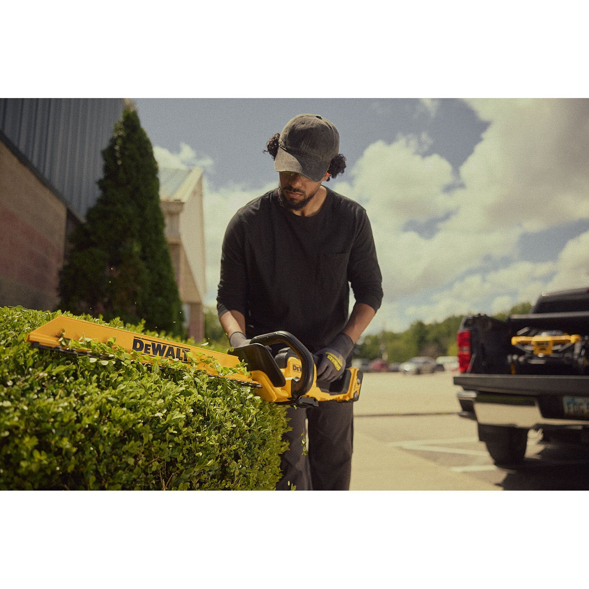 DEWALT DCHT821B 20V MAX* 22 in. Brushless Cordless Hedge Trimmer (Tool Only)