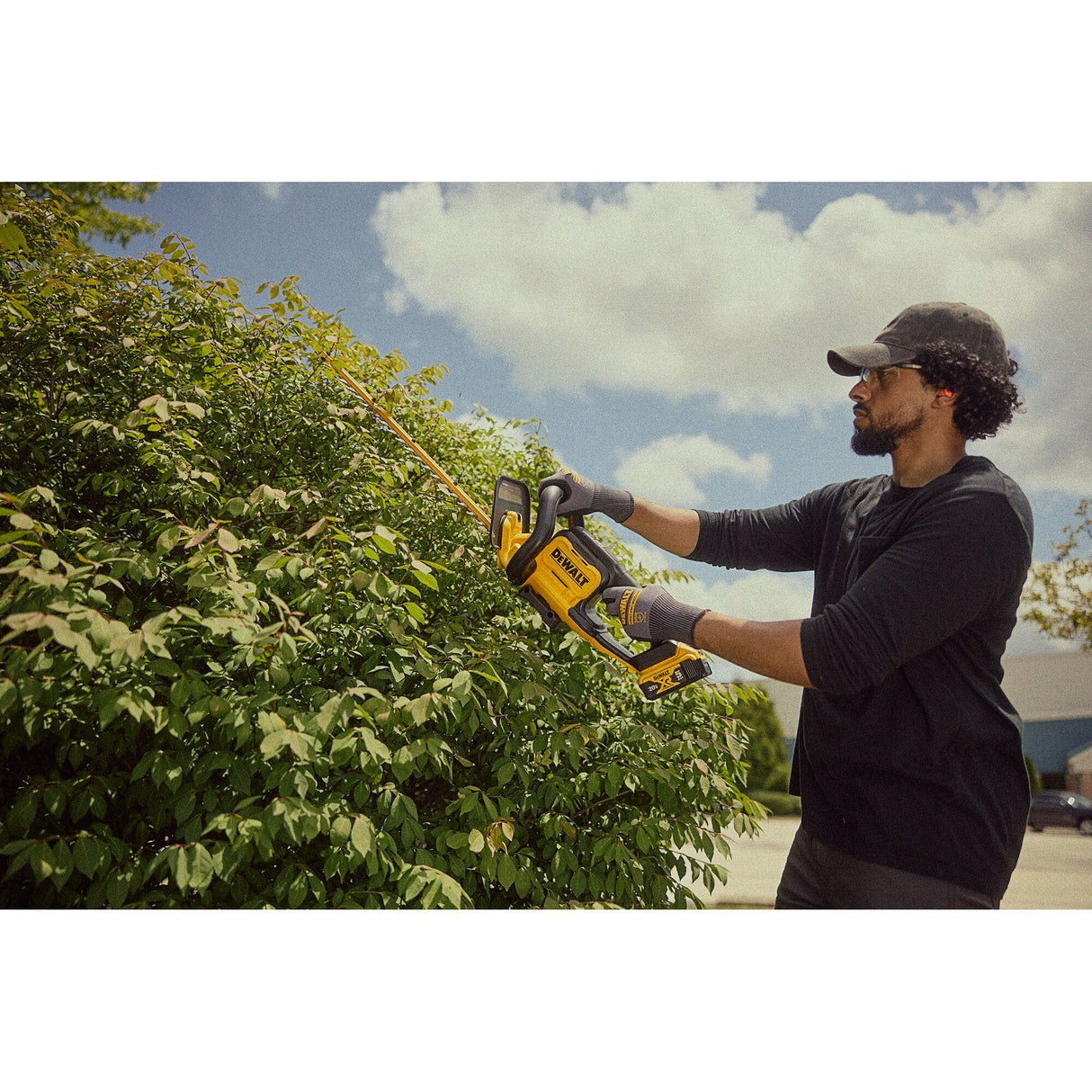 DEWALT DCHT821B 20V MAX* 22 in. Brushless Cordless Hedge Trimmer (Tool Only)