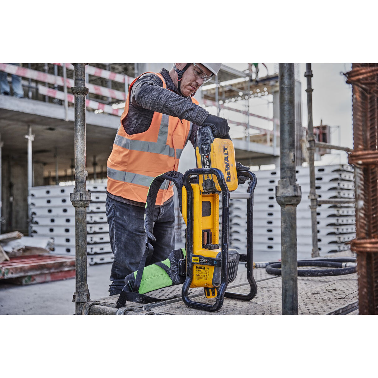 DEWALT DCPS310AG2 POWERSHIFT™ Backpack Vibrator Kit