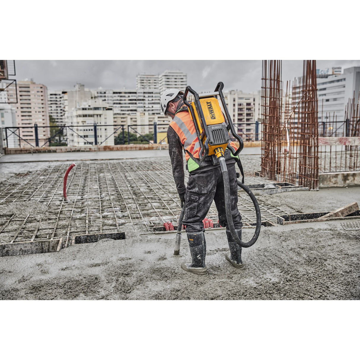 DEWALT DCPS310AG2 POWERSHIFT™ Backpack Vibrator Kit