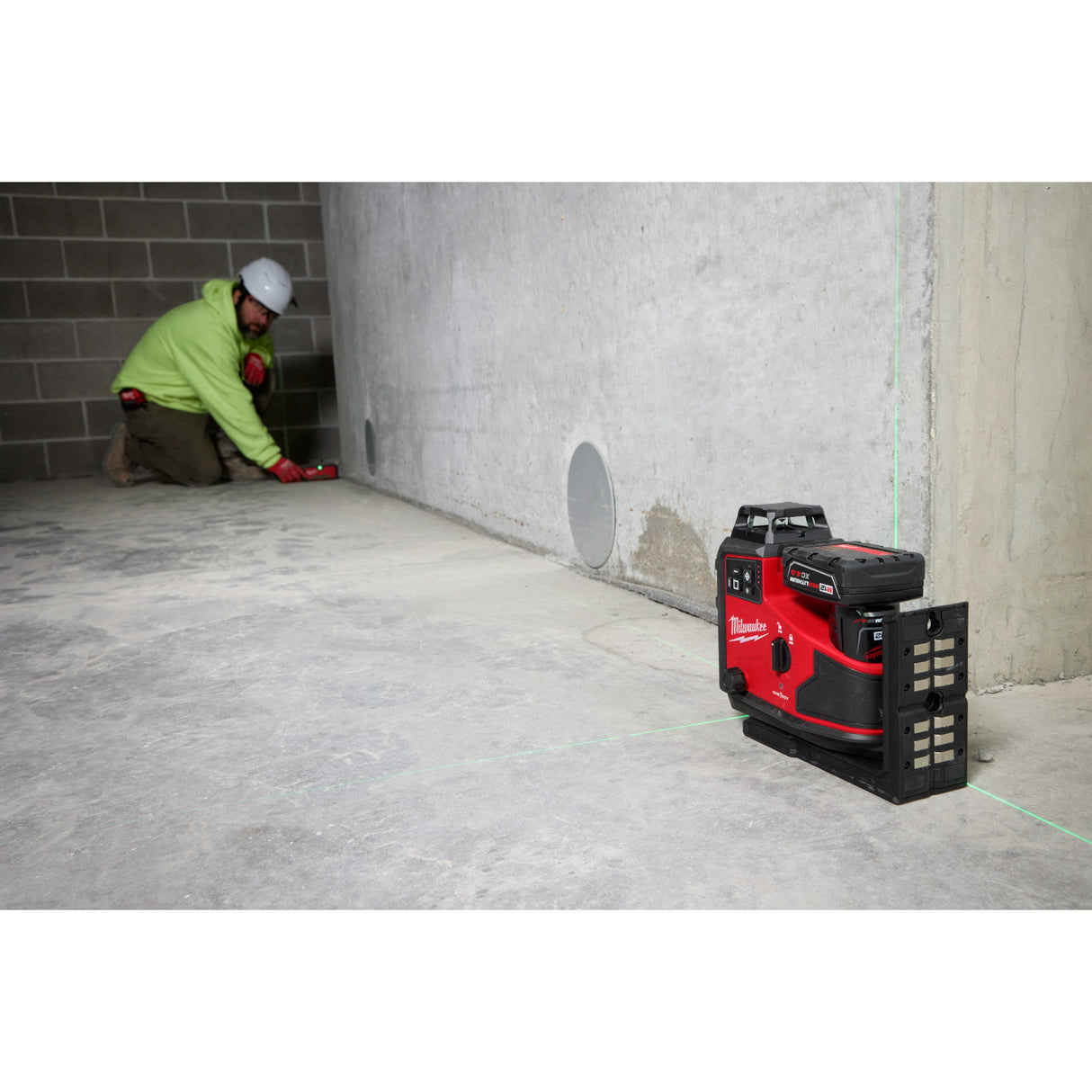 Milwaukee 3642-21 M12™ Green 360° 3-Plane Laser w/Automatic Alignment & Receiver