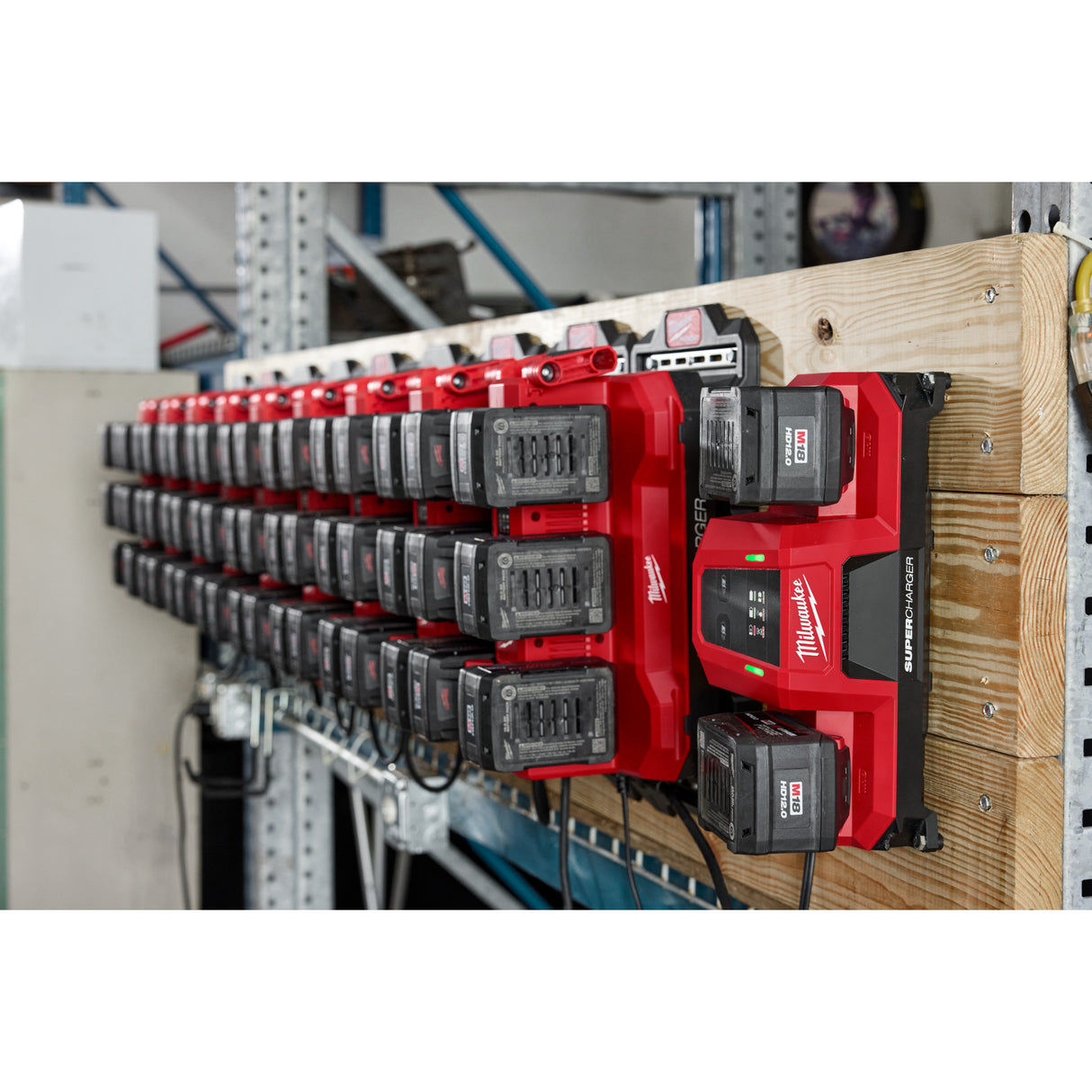 Milwaukee 48-59-1816 M18™ Dual Bay Simultaneous Super Charger w/ 4 Point Mounting