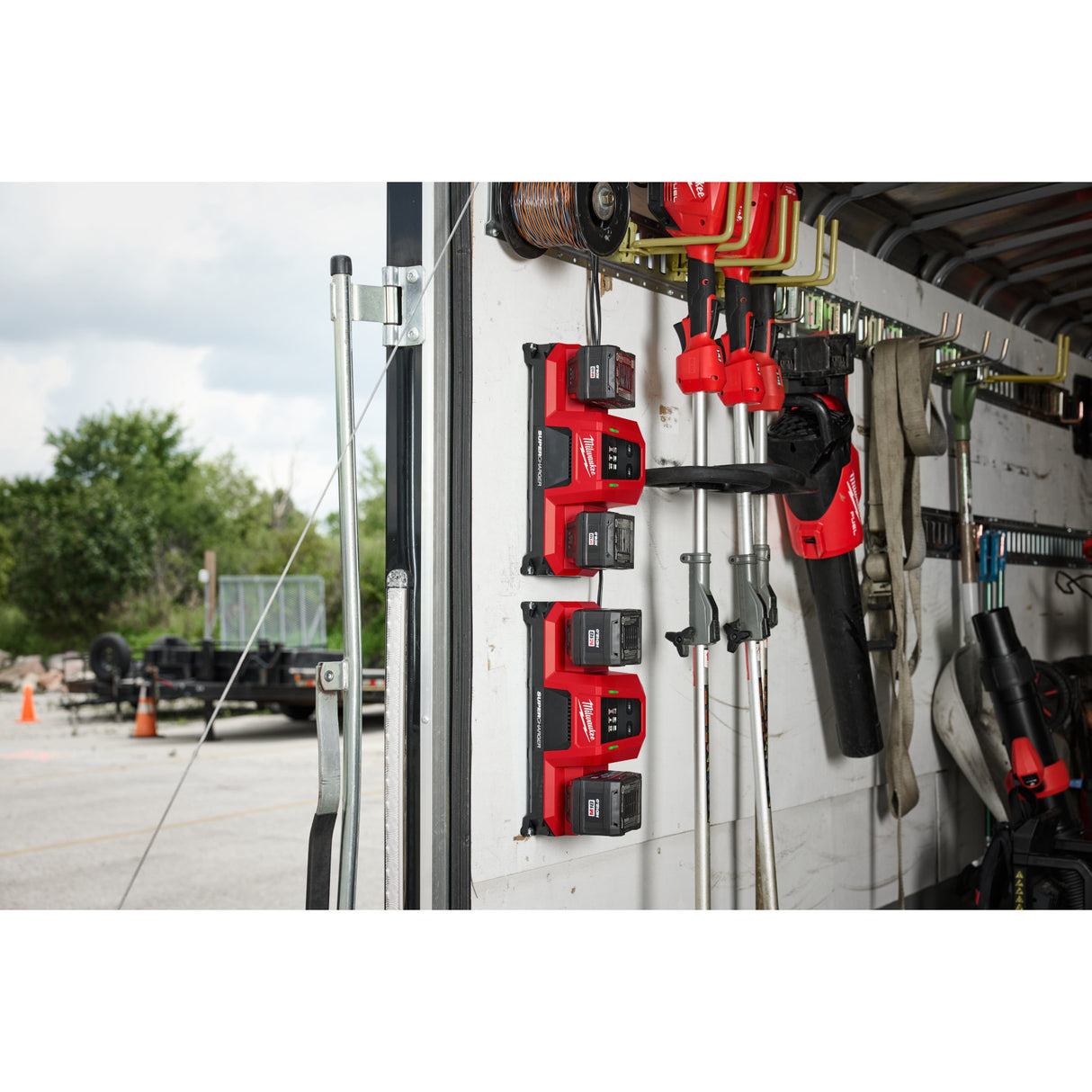 Milwaukee 48-59-1816 M18™ Dual Bay Simultaneous Super Charger w/ 4 Point Mounting