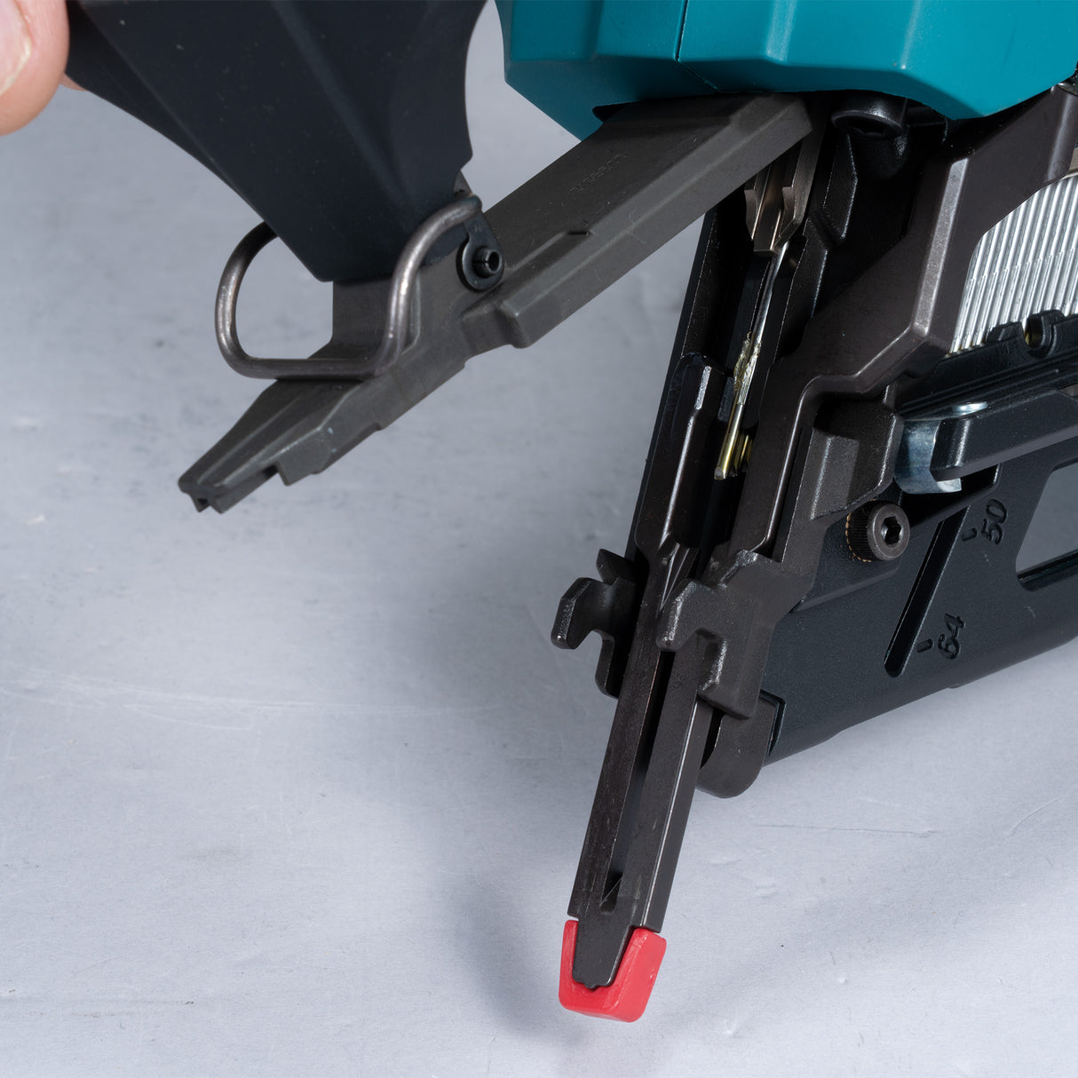 Makita DBN620Z 18V LXT Brushless 2-1/2" 15 ga Finish Nailer, 34°, Tool Only