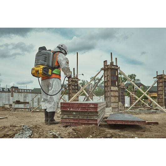 DEWALT DCCS1100GH1 20V MAX* XR® Concrete Chemical Sprayer Kit