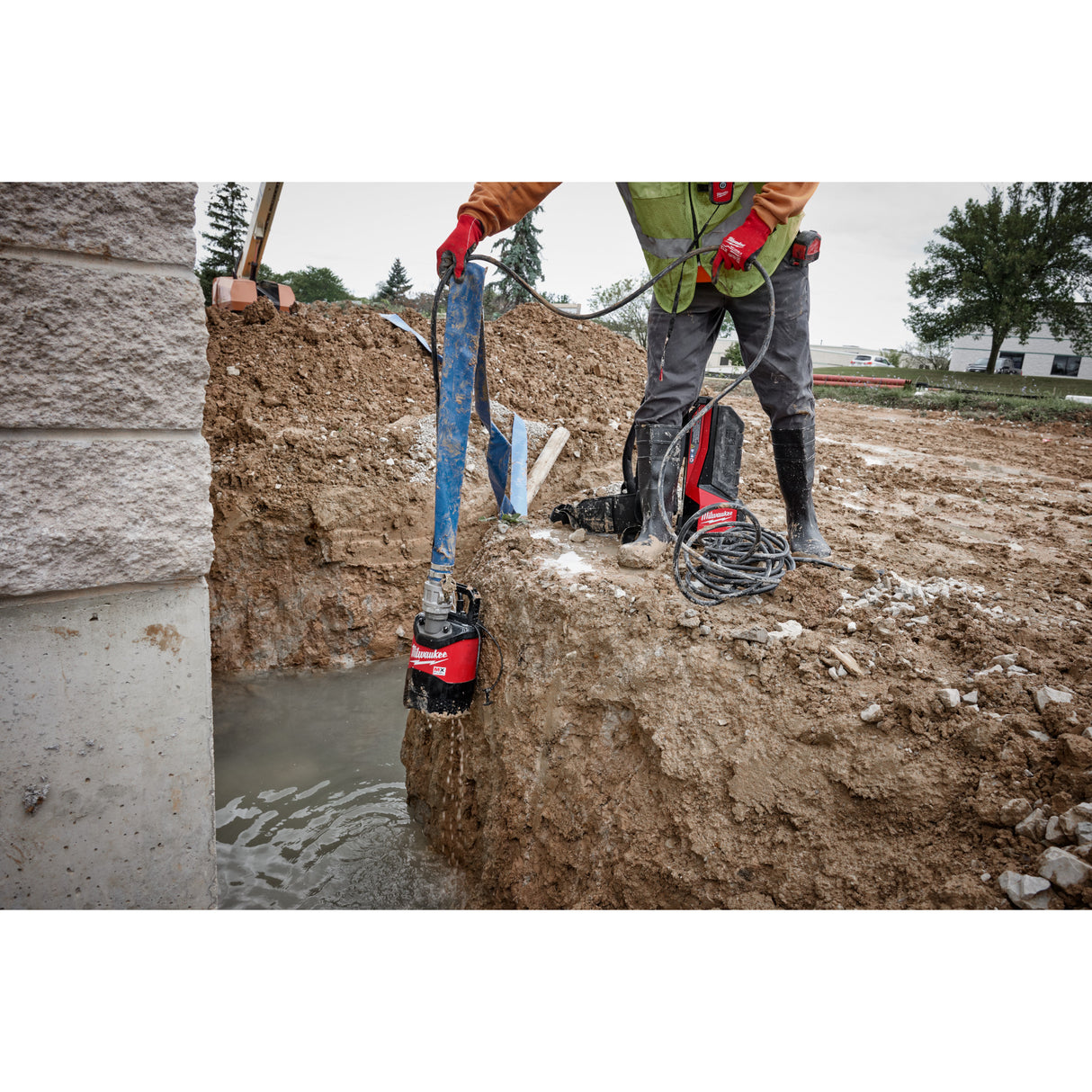 Milwaukee MXF211-1XC MX FUEL™ 1HP 2" Submersible Pump Kit