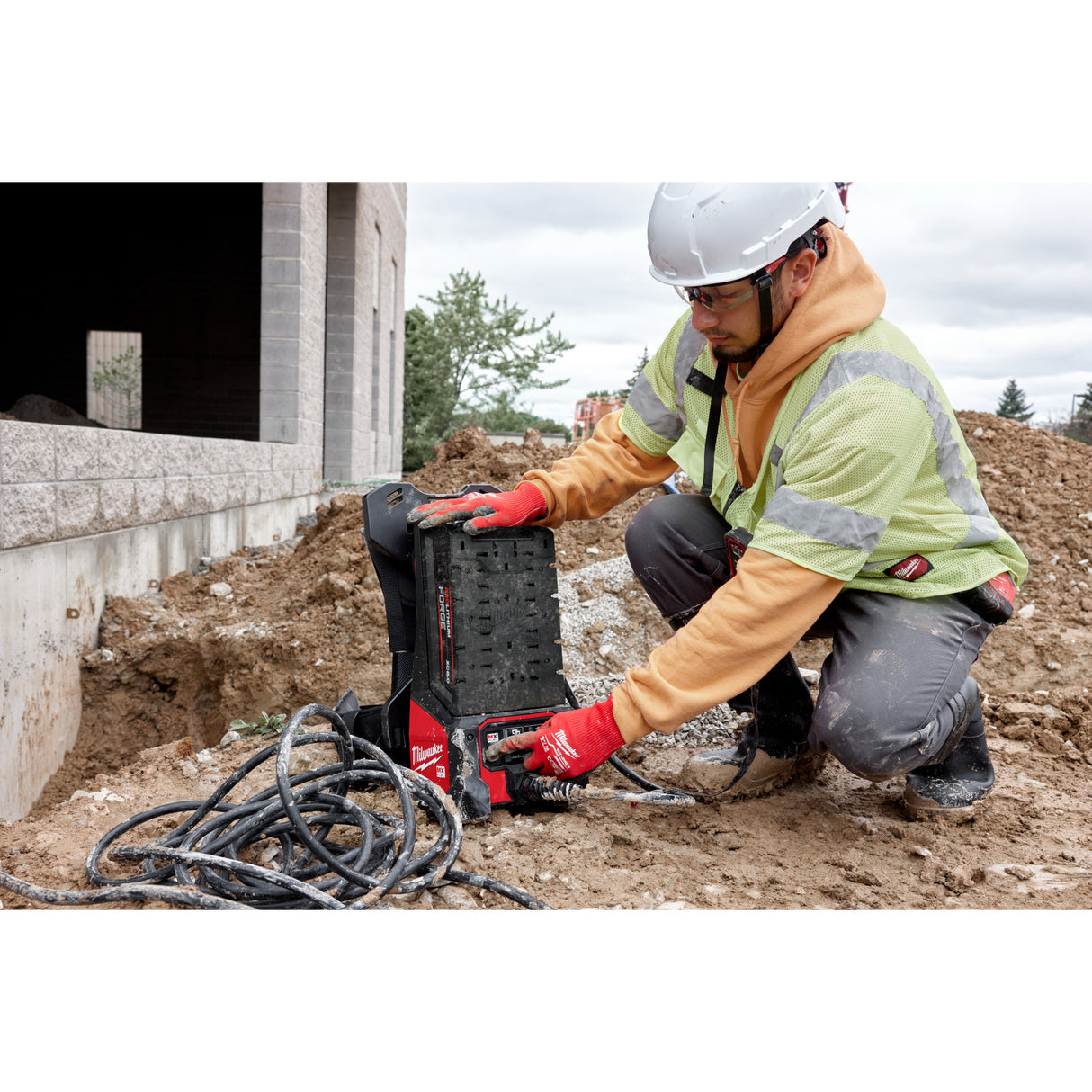 Milwaukee MXF211-1XC MX FUEL™ 1HP 2" Submersible Pump Kit