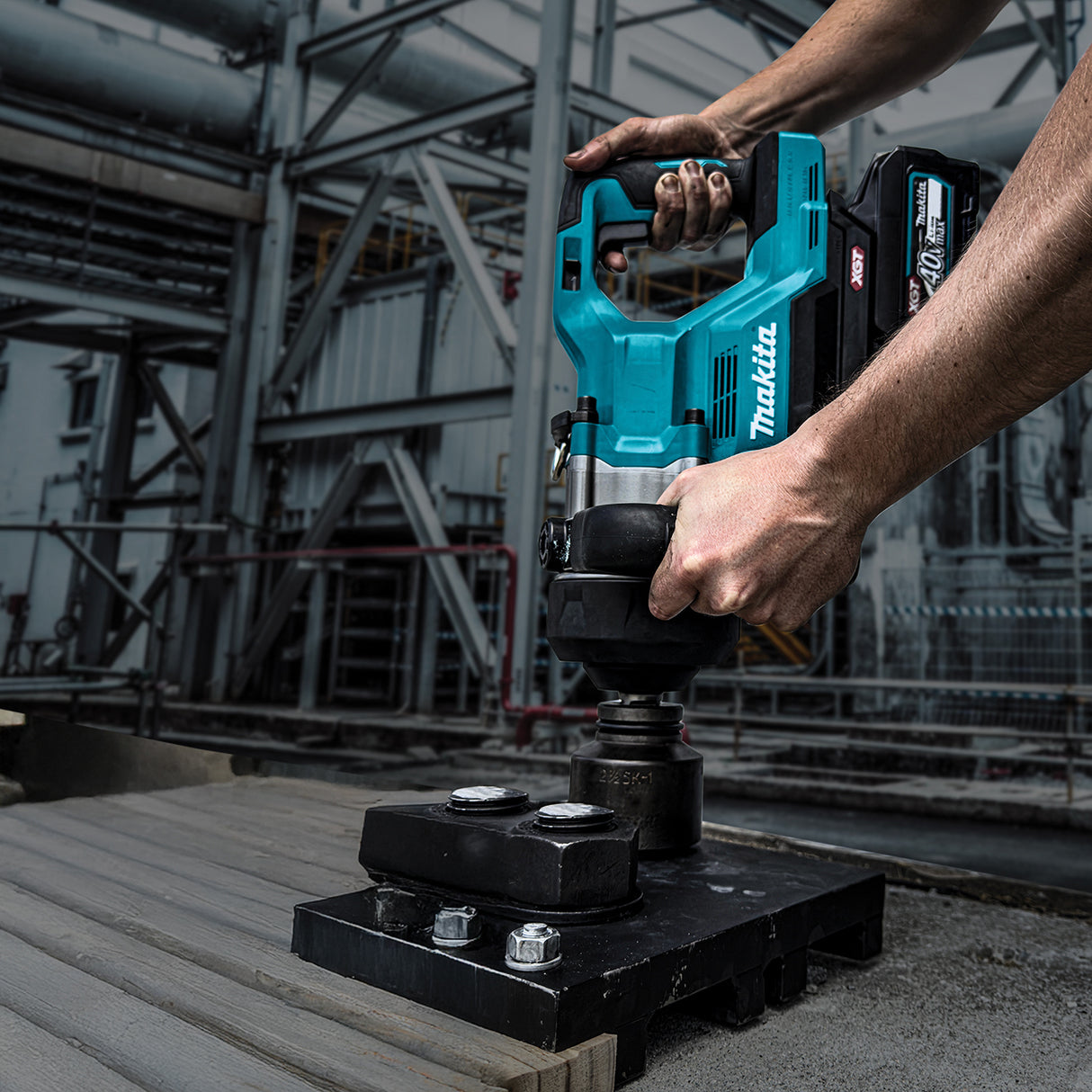Makita TW009GT202 40Vmax XGT Brushless 1" Short Anvil Impact Wrench, 5.0Ah x2
