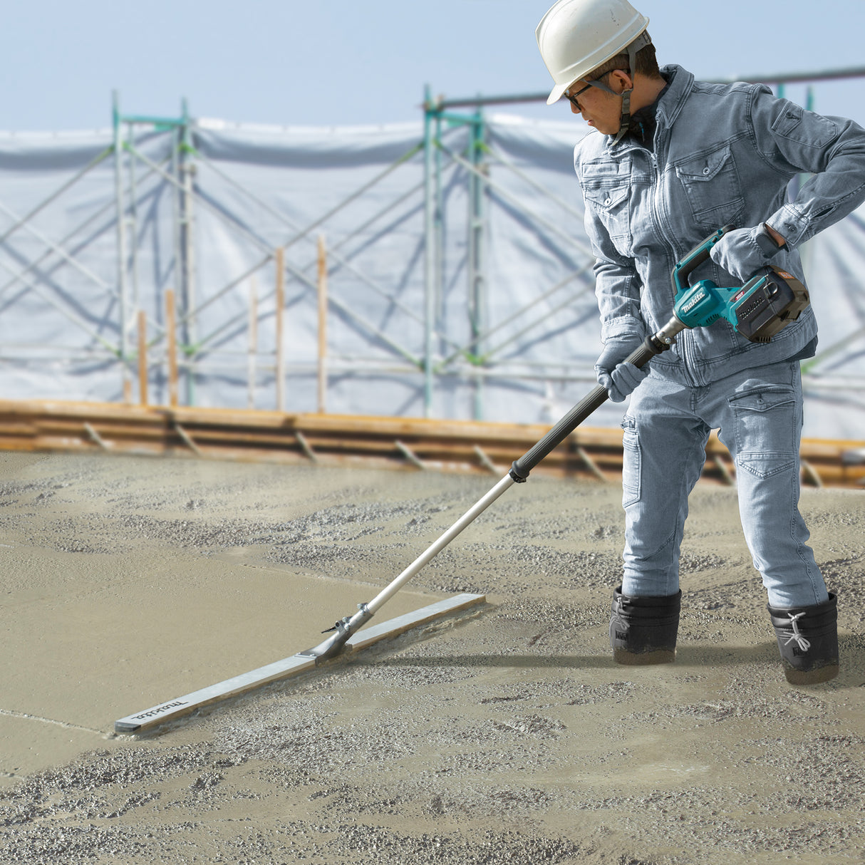Makita VL001GZ 40Vmax XGT Brushless Concrete Screed, Tool Only